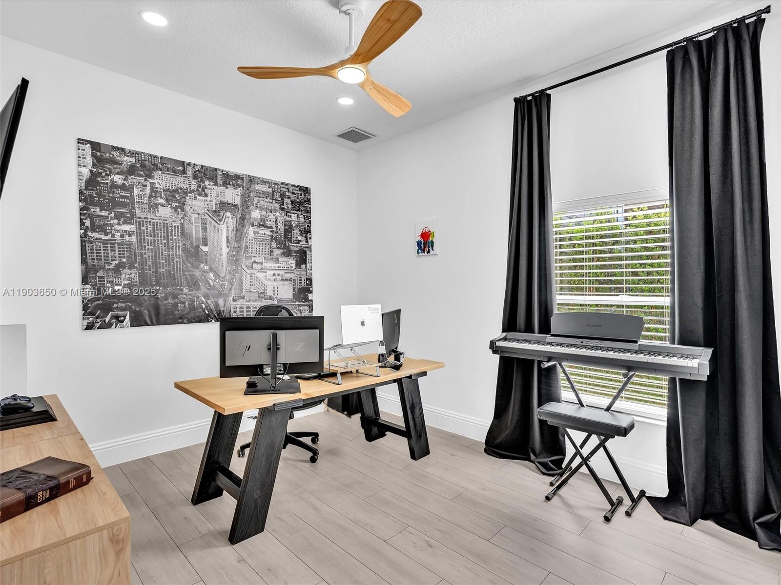 WYNDHAM LAKES WEST - Residential