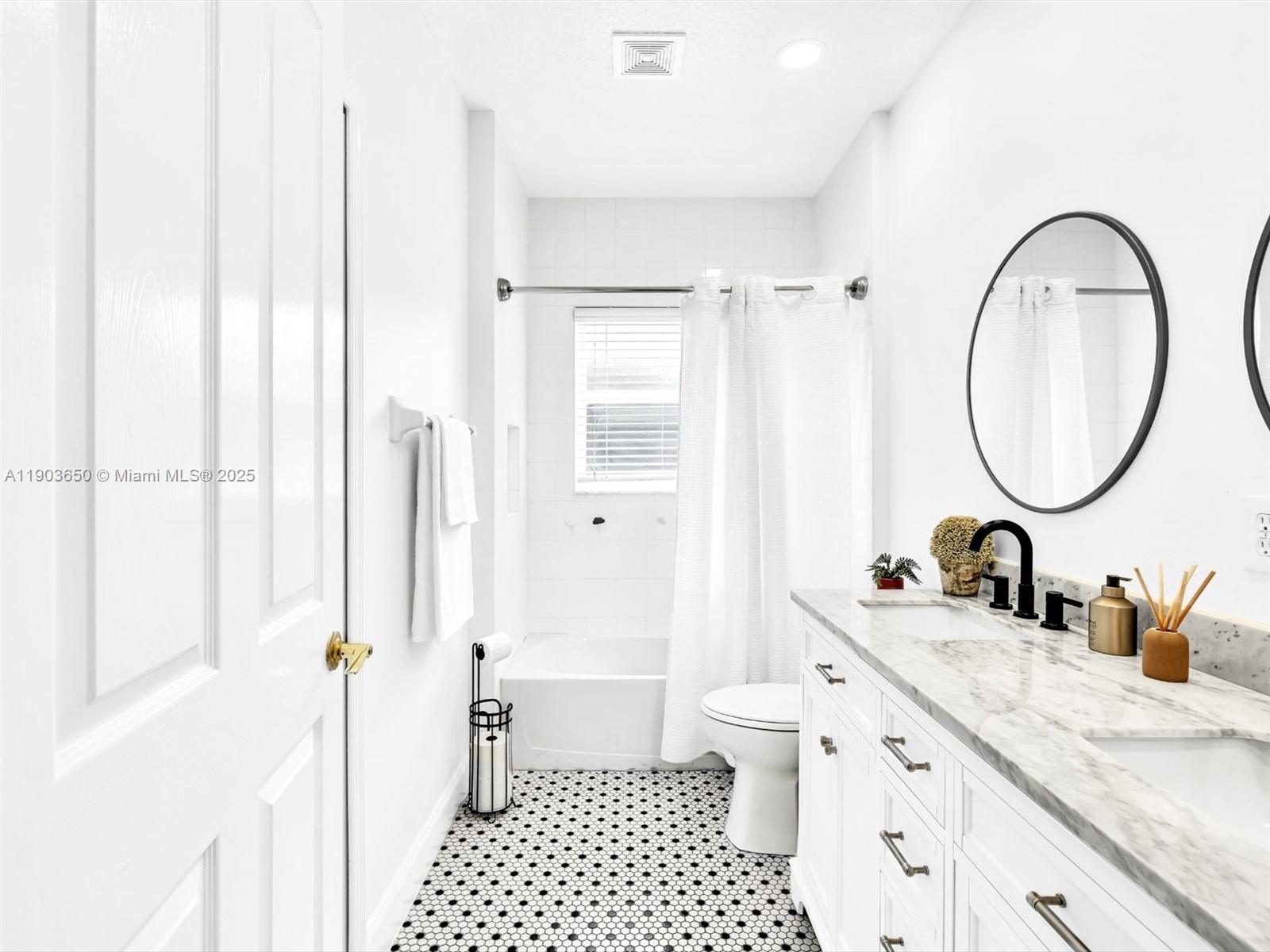 WYNDHAM LAKES WEST - Residential