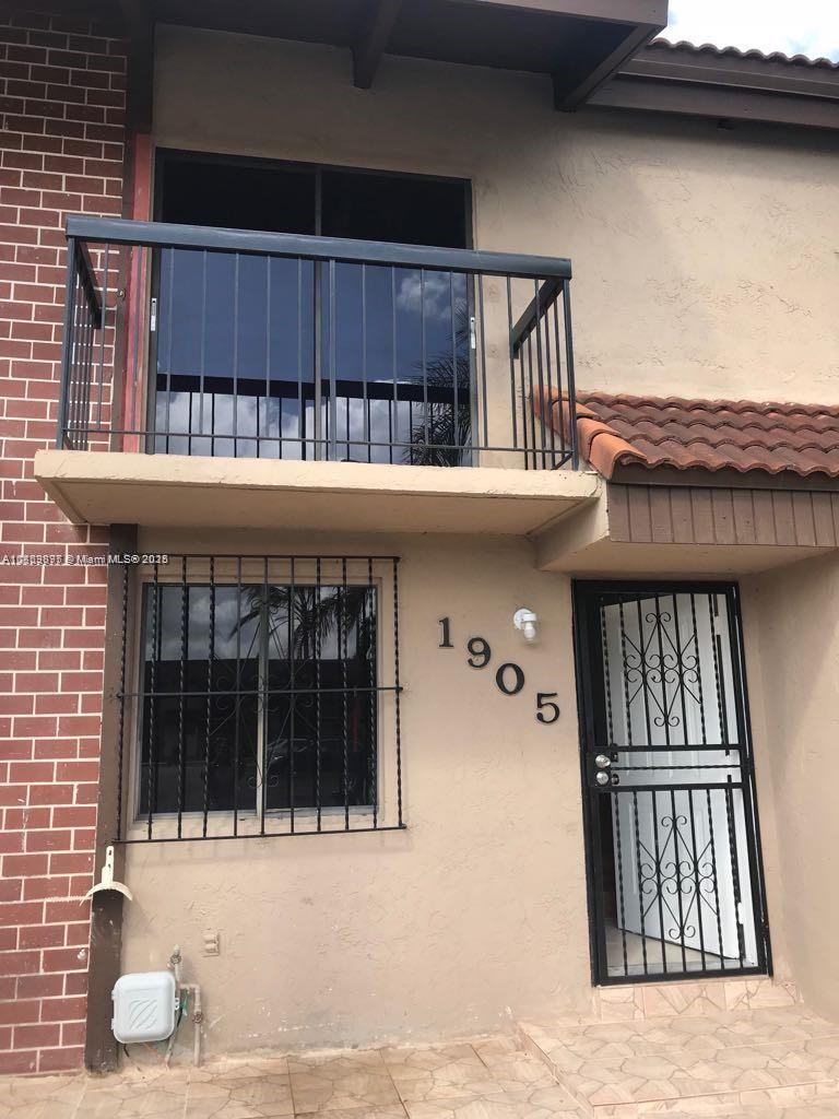 Spacious 2-story townhouse for rent. NEW PAINT. Washer and Dryer inside. Walking distance to FIU, shops, public transportation. Easy access to major highways. Very easy to show Vacant.