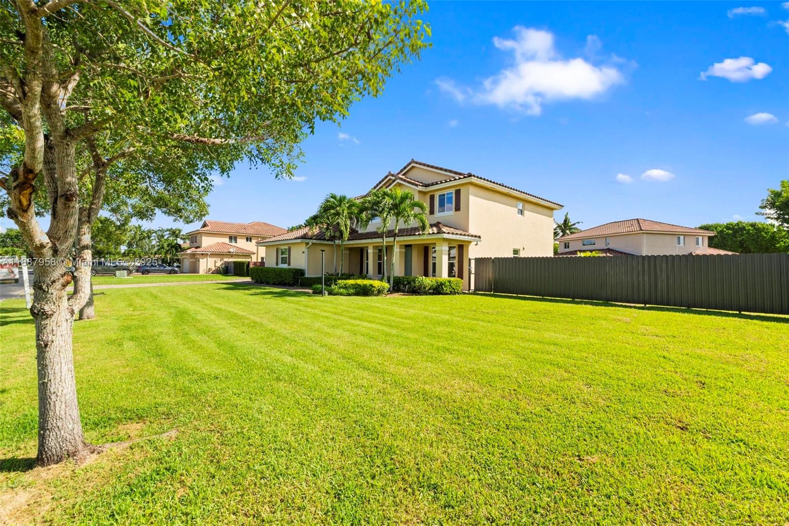 REDLAND REEF - Residential