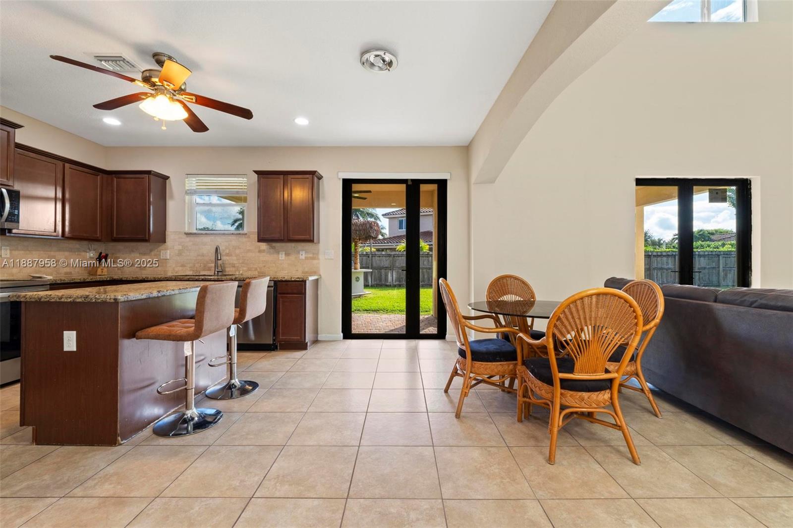 REDLAND REEF - Residential