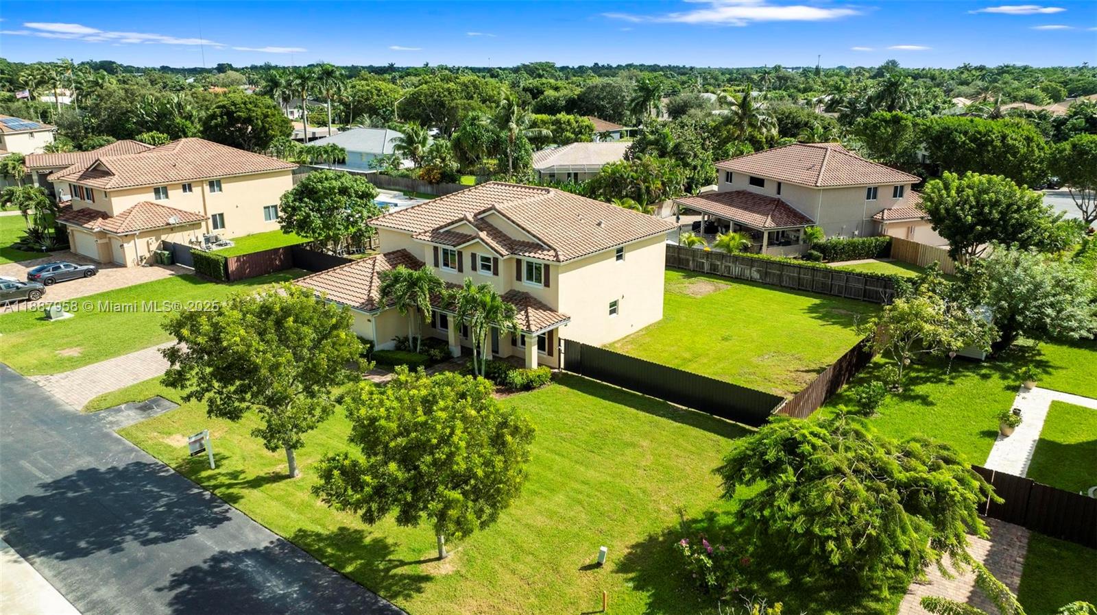 REDLAND REEF - Residential