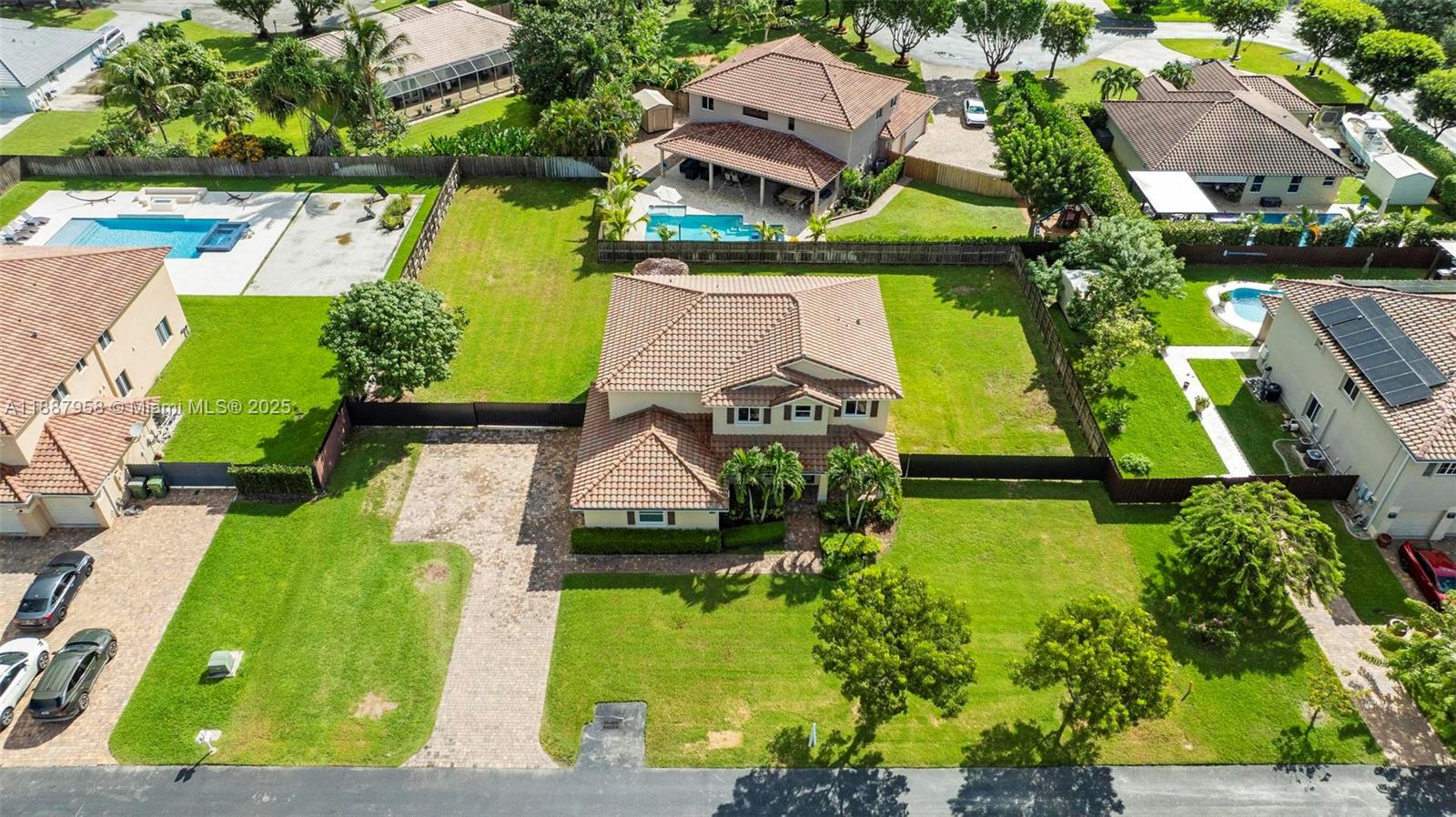 REDLAND REEF - Residential