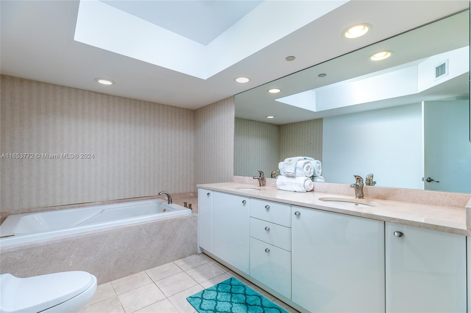 OCEANIA V CONDO - Residential