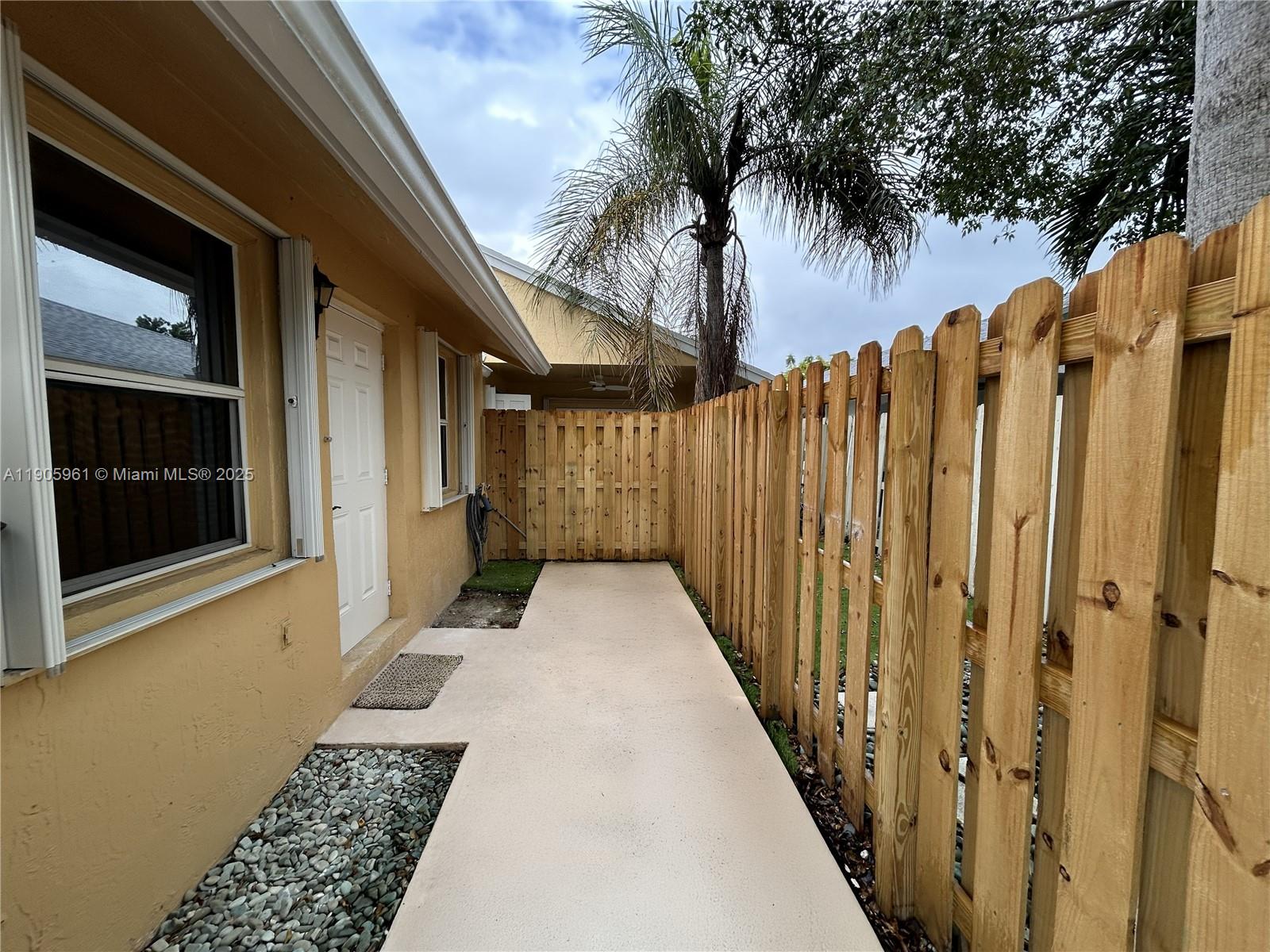 HOLLYWOOD - Residential Lease