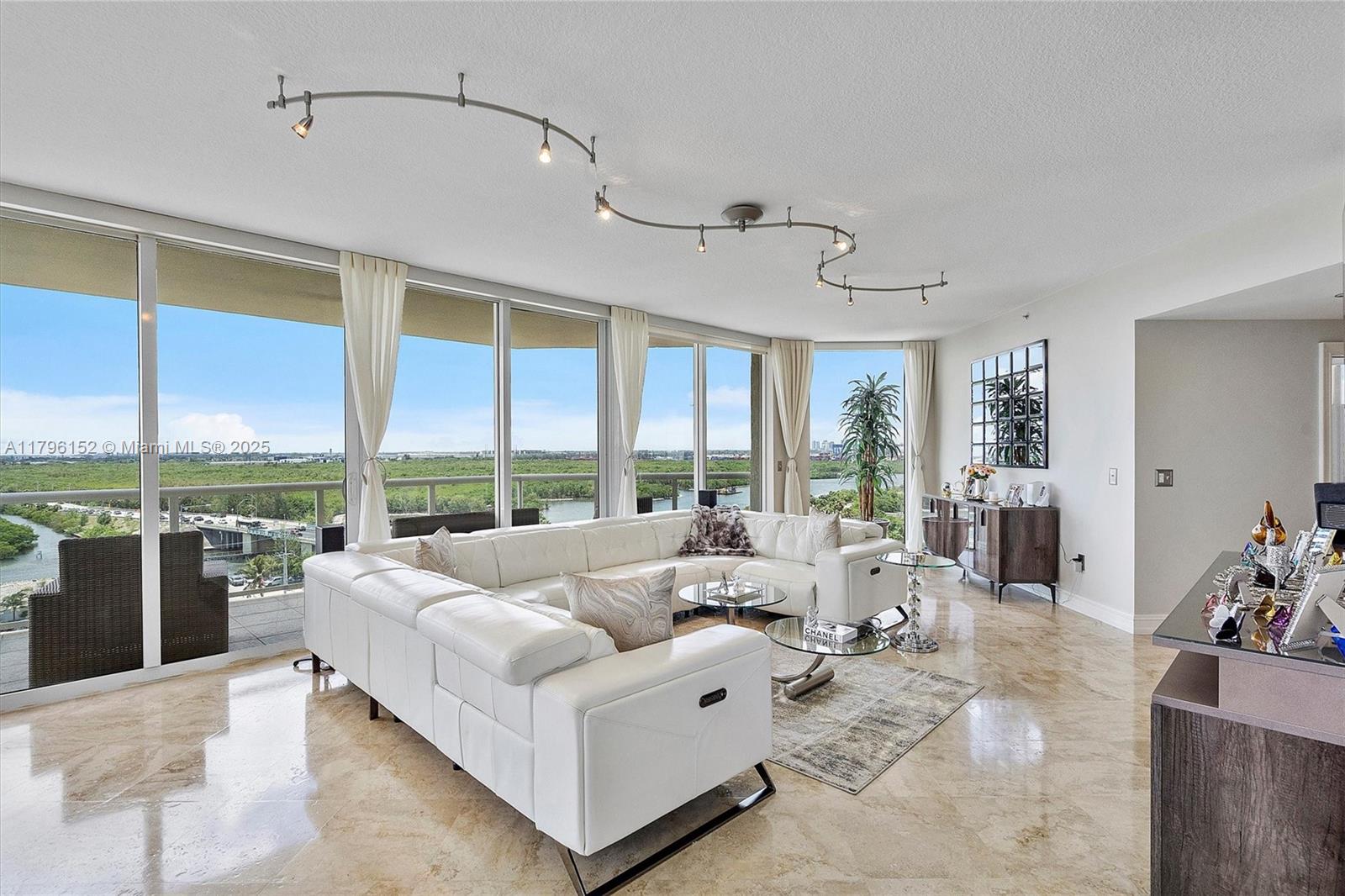 RENAISSANCE ON THE OCEAN - Residential
