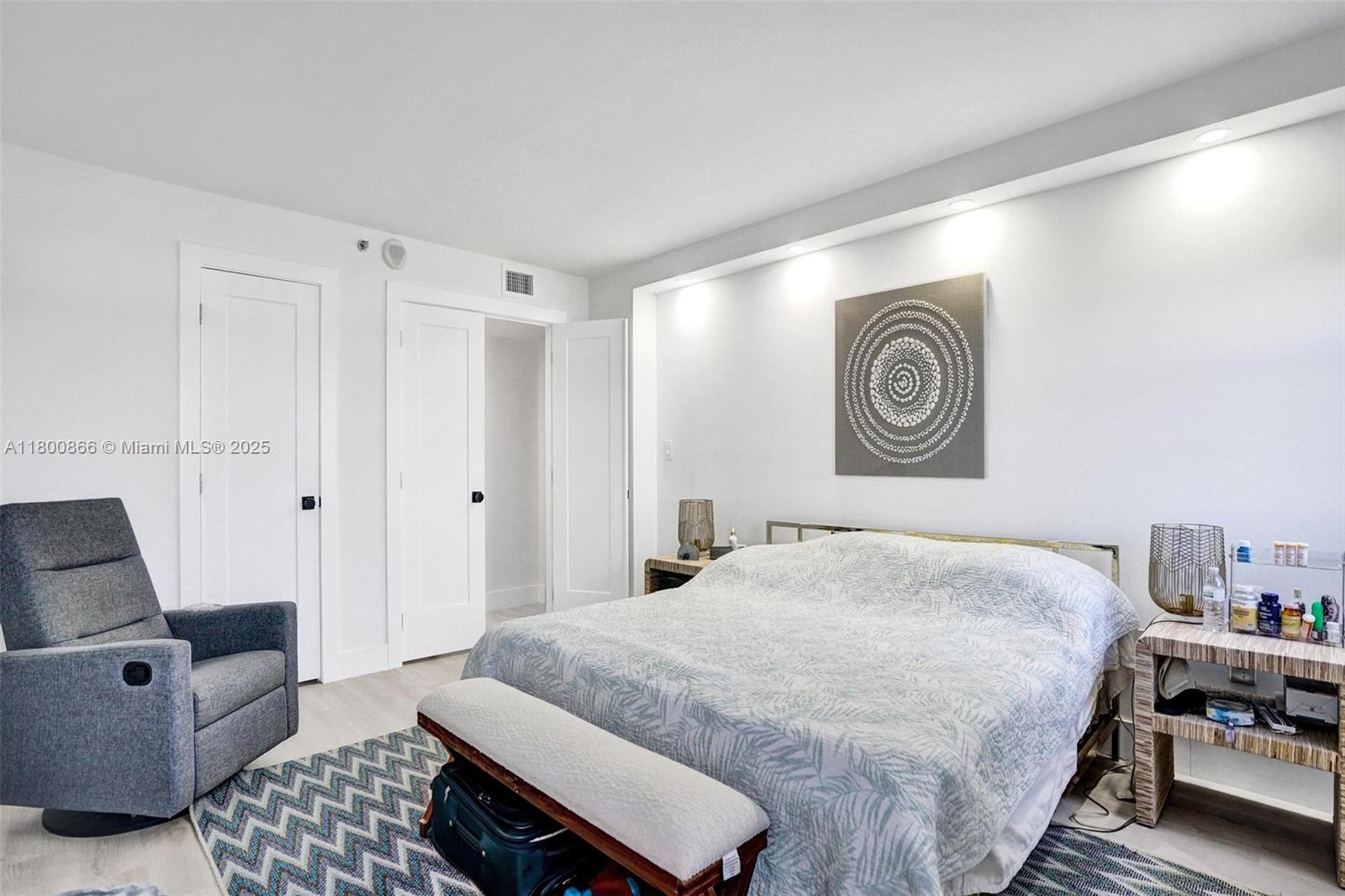 SUMMIT CONDO - Residential