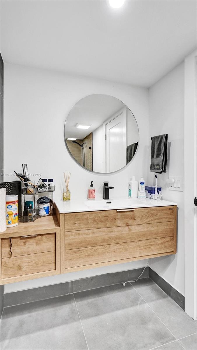 SUMMIT CONDO - Residential