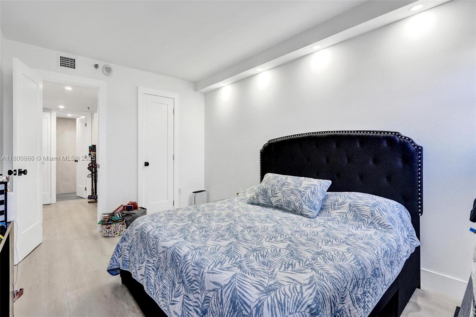 SUMMIT CONDO - Residential