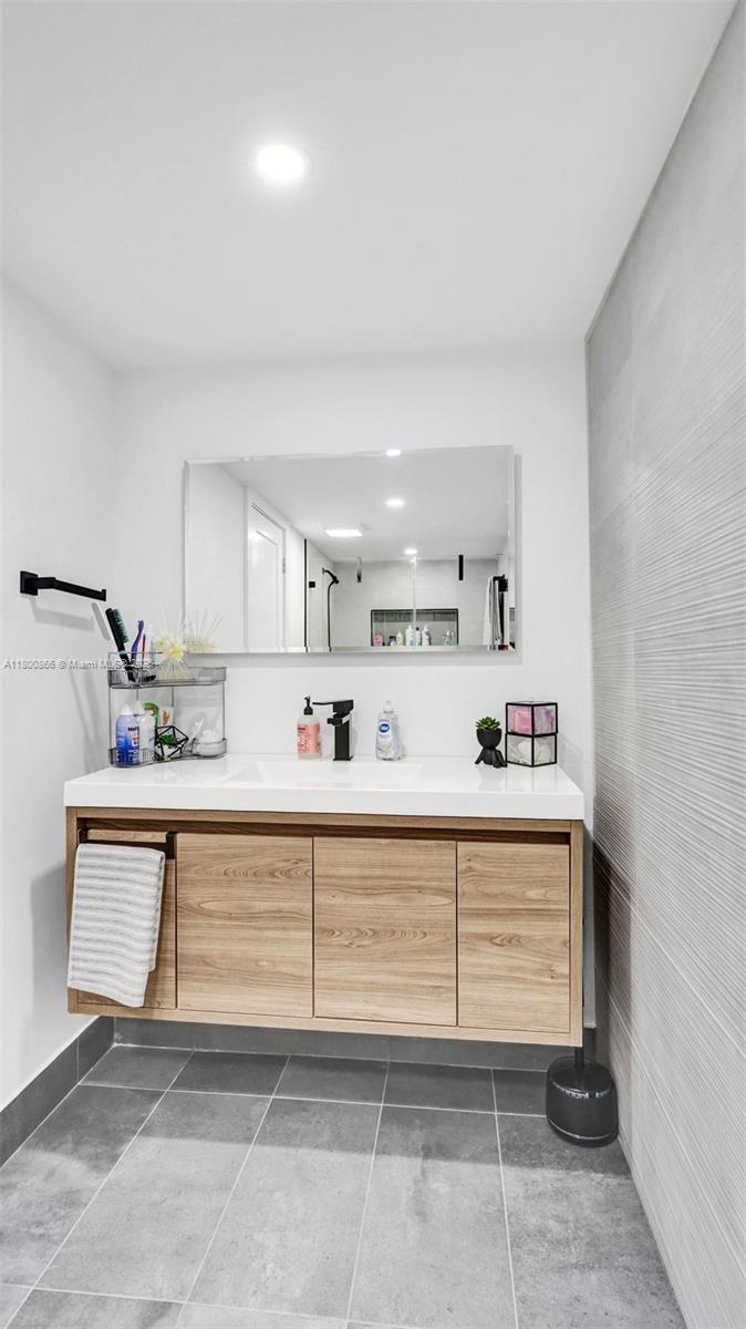 SUMMIT CONDO - Residential