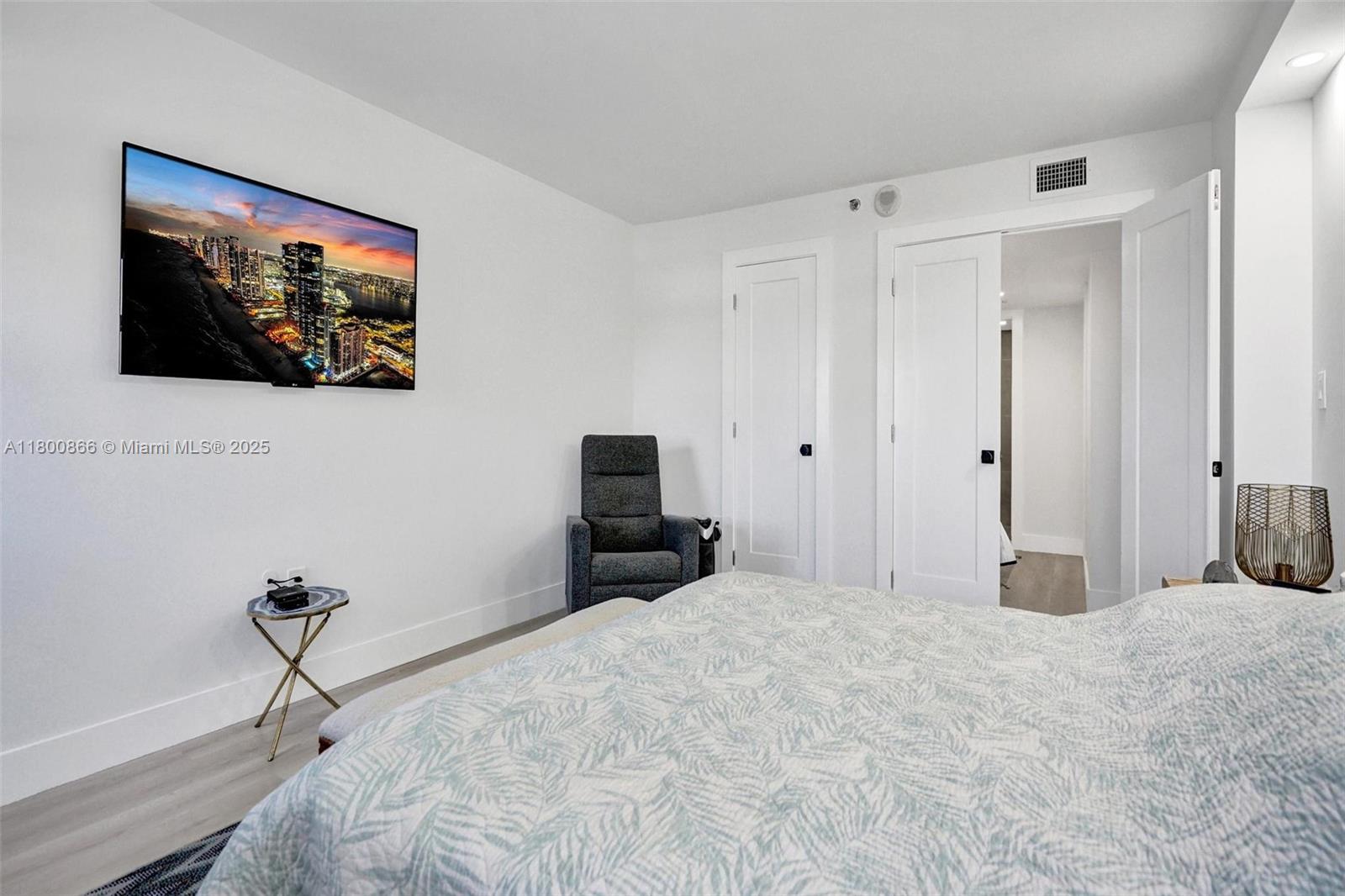 SUMMIT CONDO - Residential