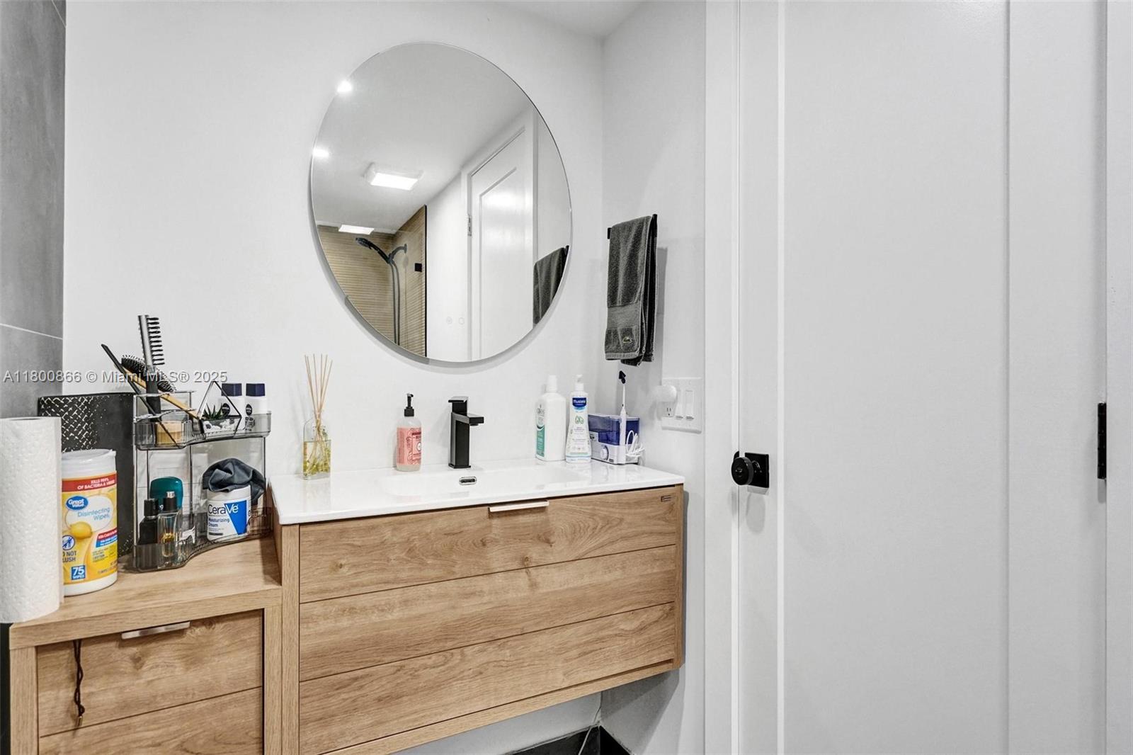 SUMMIT CONDO - Residential