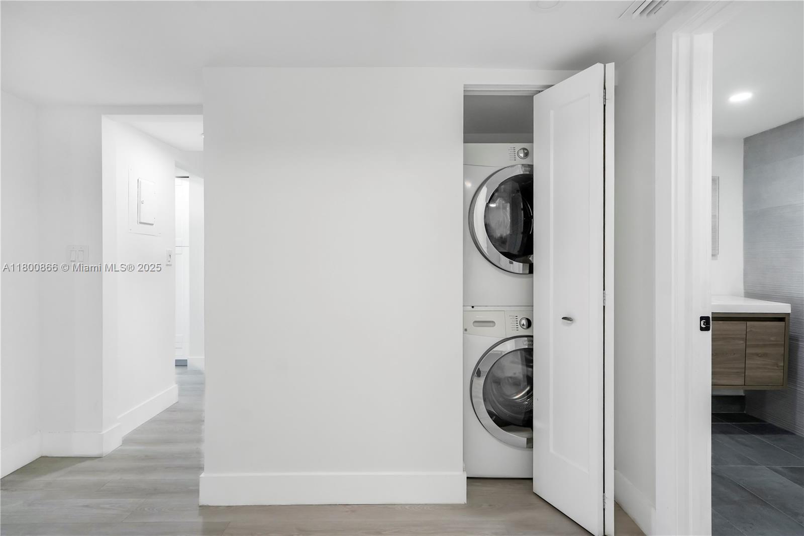 SUMMIT CONDO - Residential