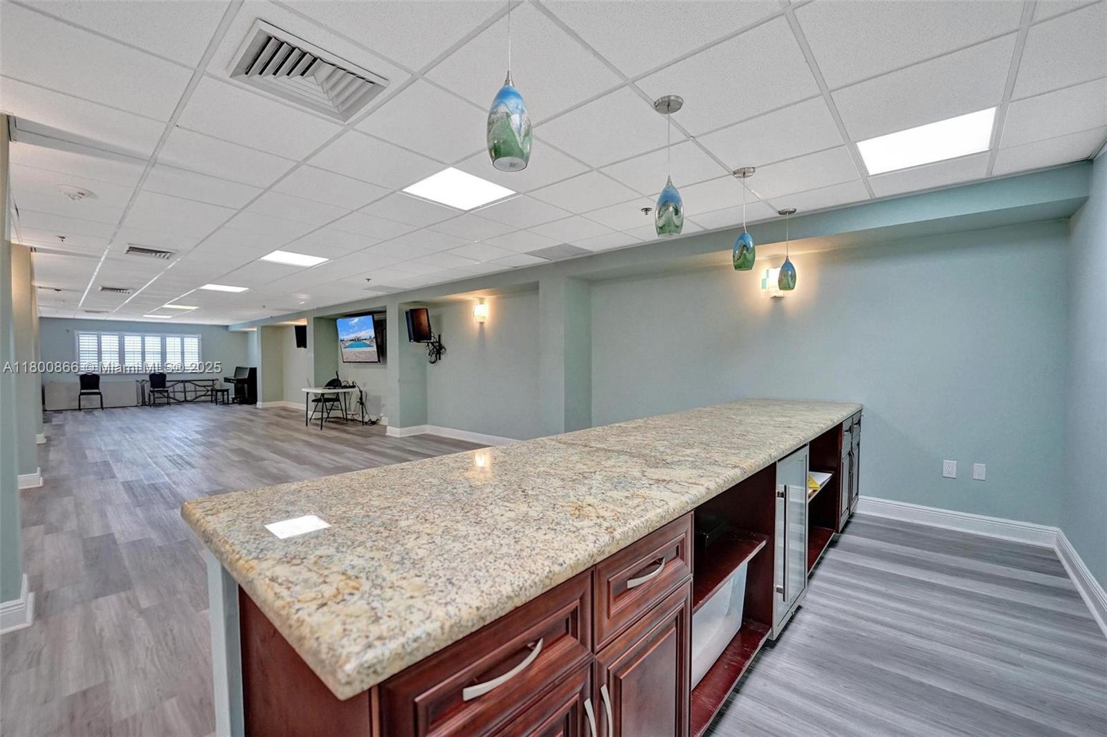 SUMMIT CONDO - Residential