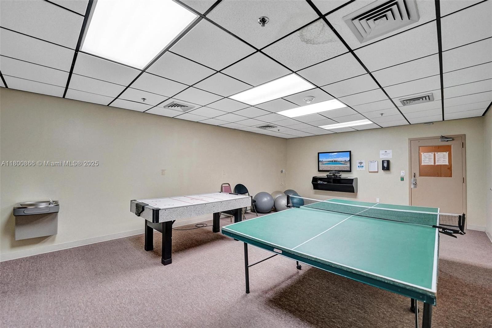 SUMMIT CONDO - Residential