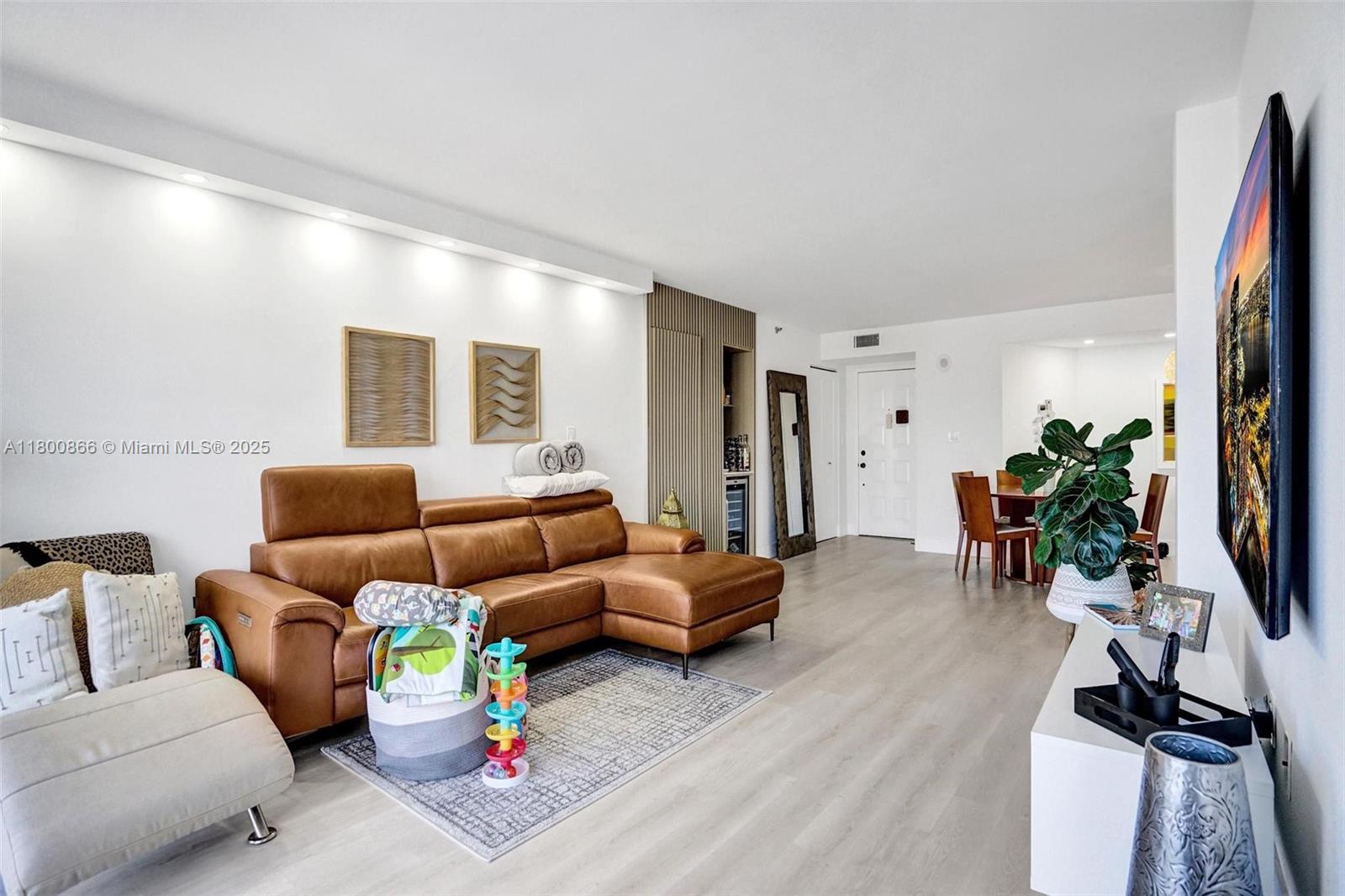 SUMMIT CONDO - Residential