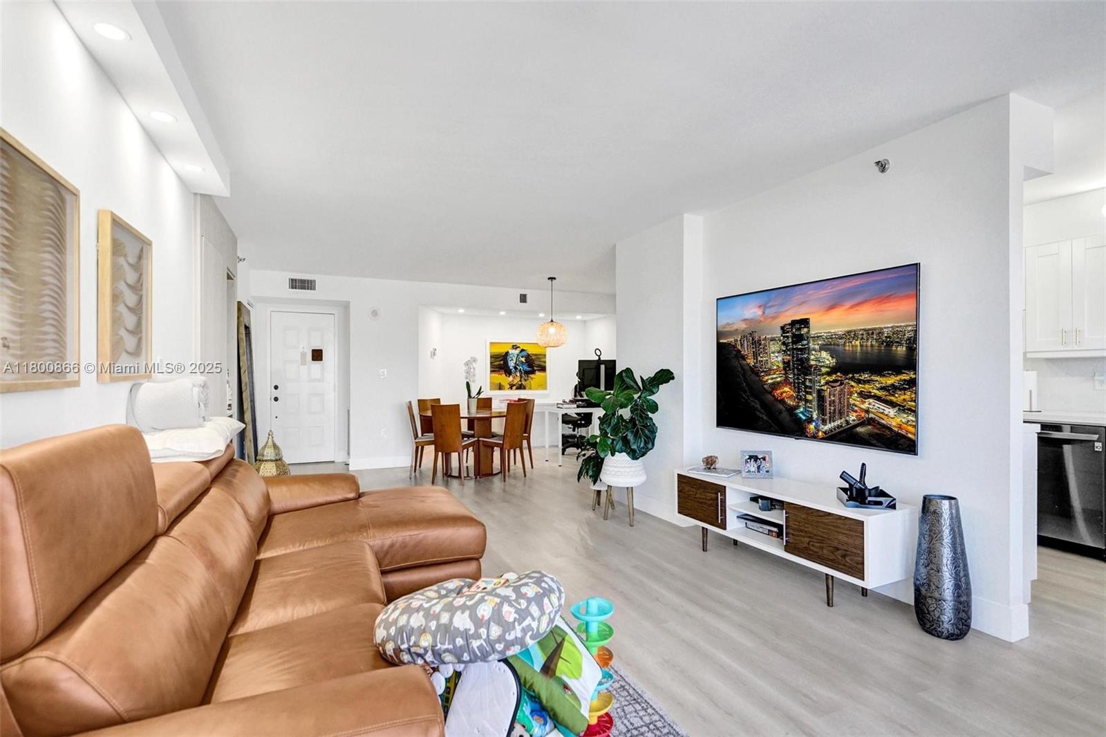 SUMMIT CONDO - Residential
