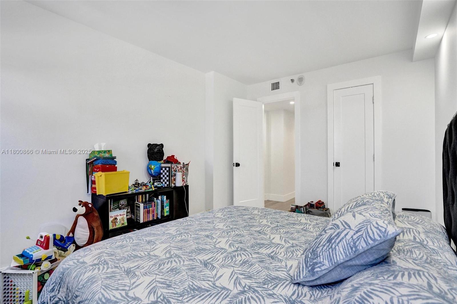 SUMMIT CONDO - Residential