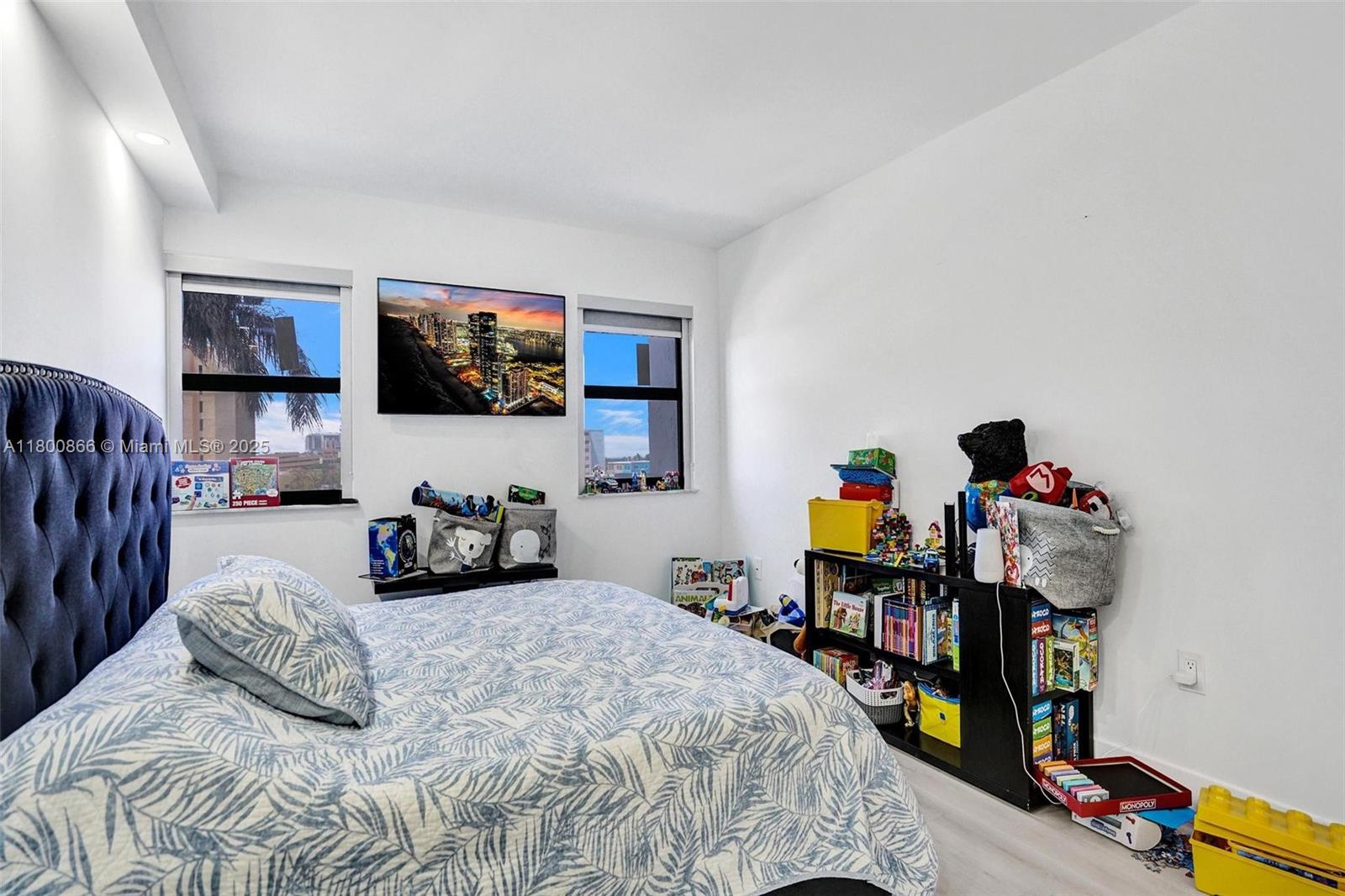 SUMMIT CONDO - Residential