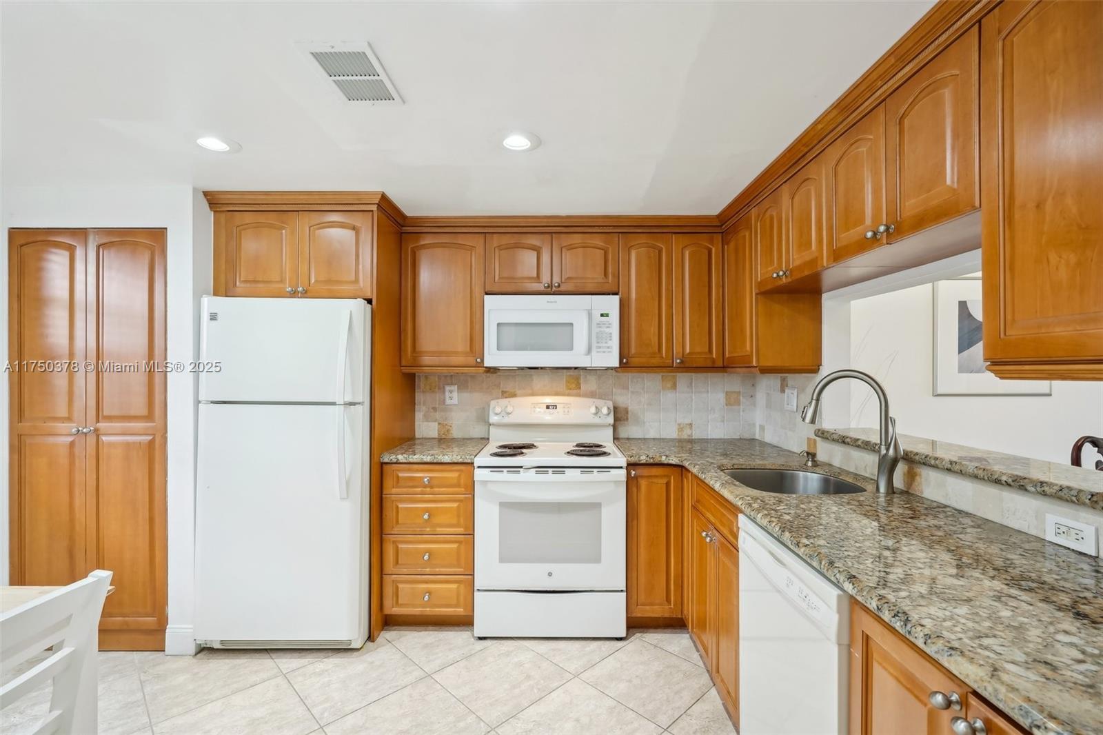 900 Colony Point Cir 408, Pembroke Pines, Miami-Dade County, Florida - 2 Bedrooms  
2 Bathrooms - 