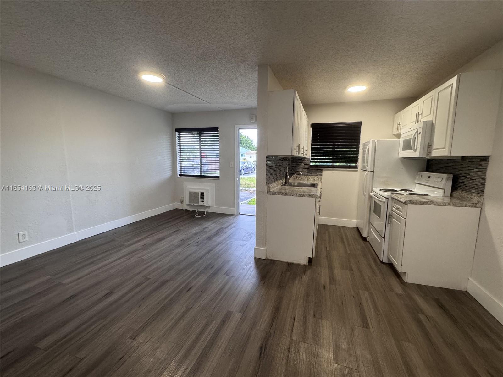 HOLLYWOOD LITTLE RANCHES - Residential Lease