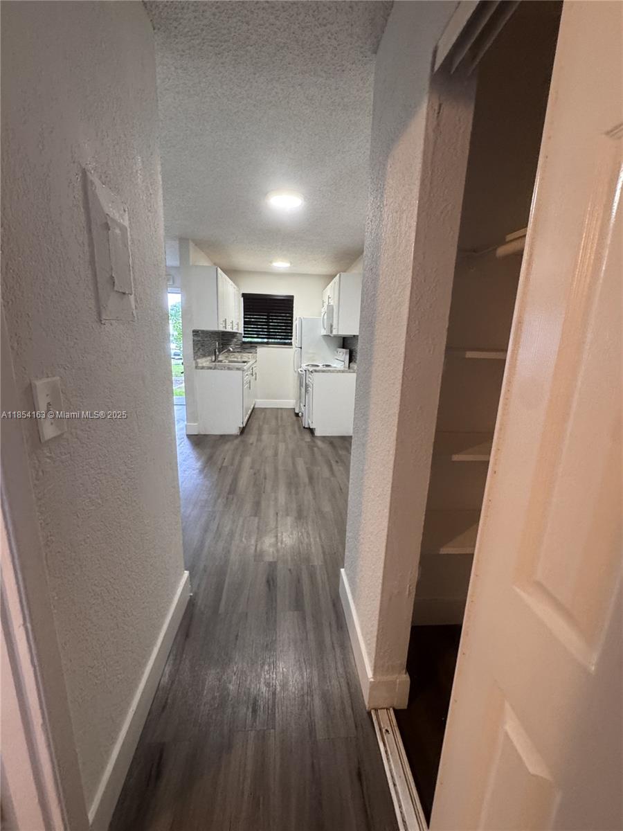 HOLLYWOOD LITTLE RANCHES - Residential Lease