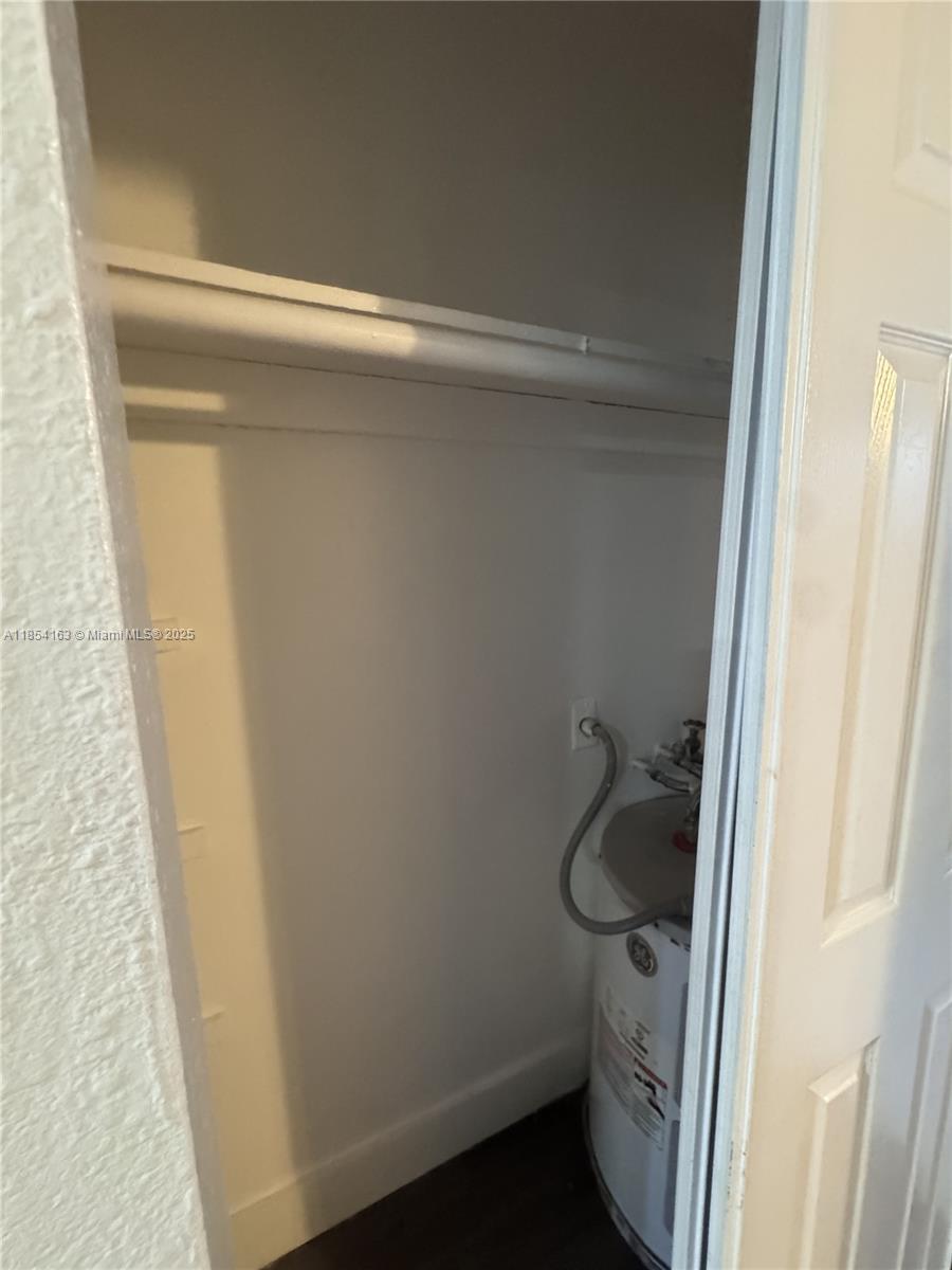 HOLLYWOOD LITTLE RANCHES - Residential Lease