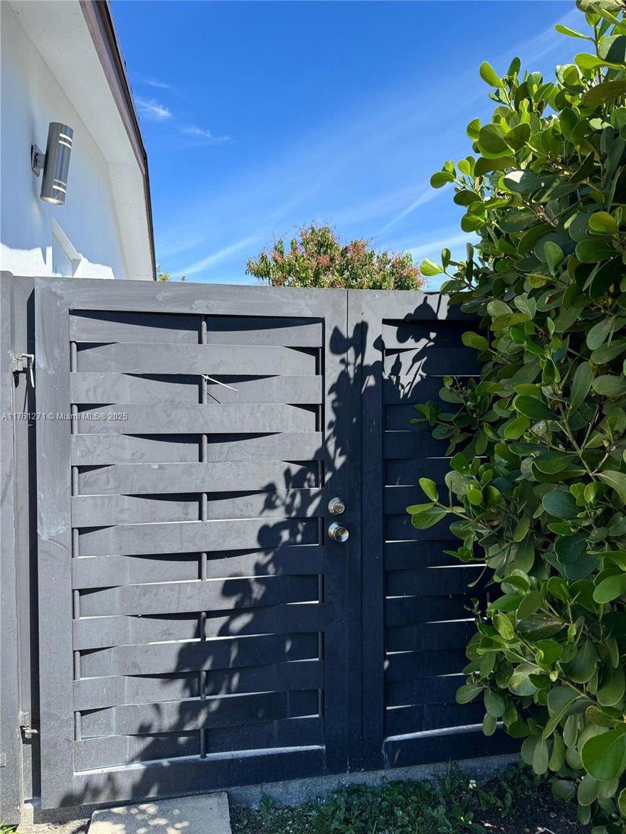 Spacious apartment in the Kendall area, ready for move-in. It features a living room, kitchen, bedroom, and bathroom. Pets are not allowed. Water, electricity, and internet are included. Available and ready for immediate occupancy.