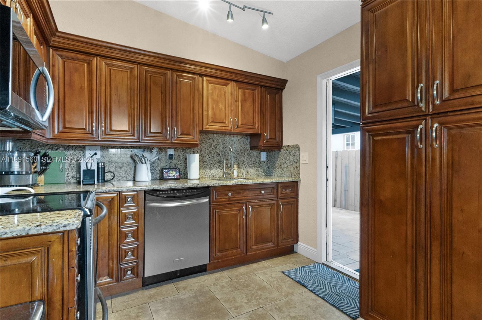 EUGENIA GROVES PARK - Residential