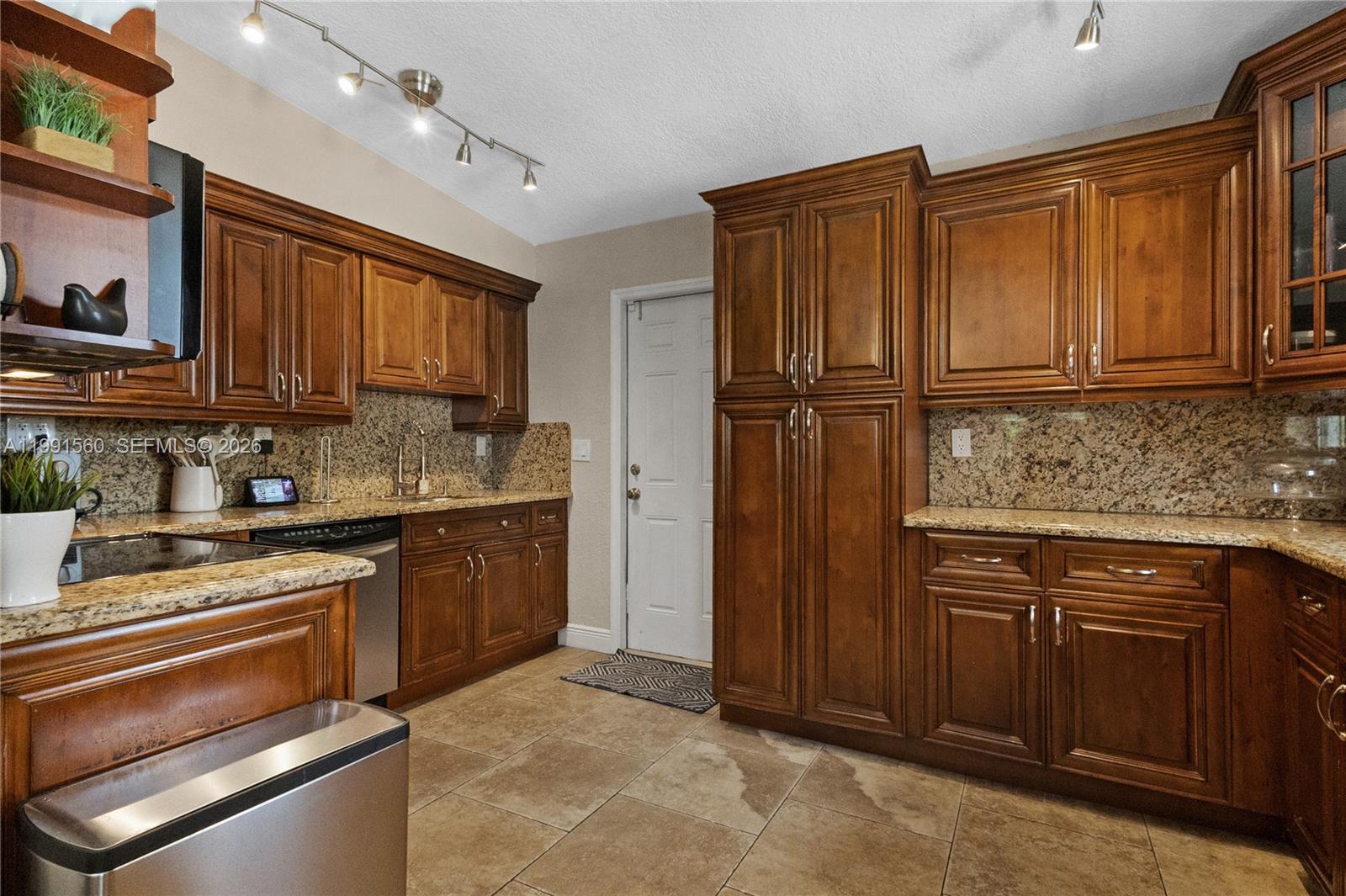 EUGENIA GROVES PARK - Residential