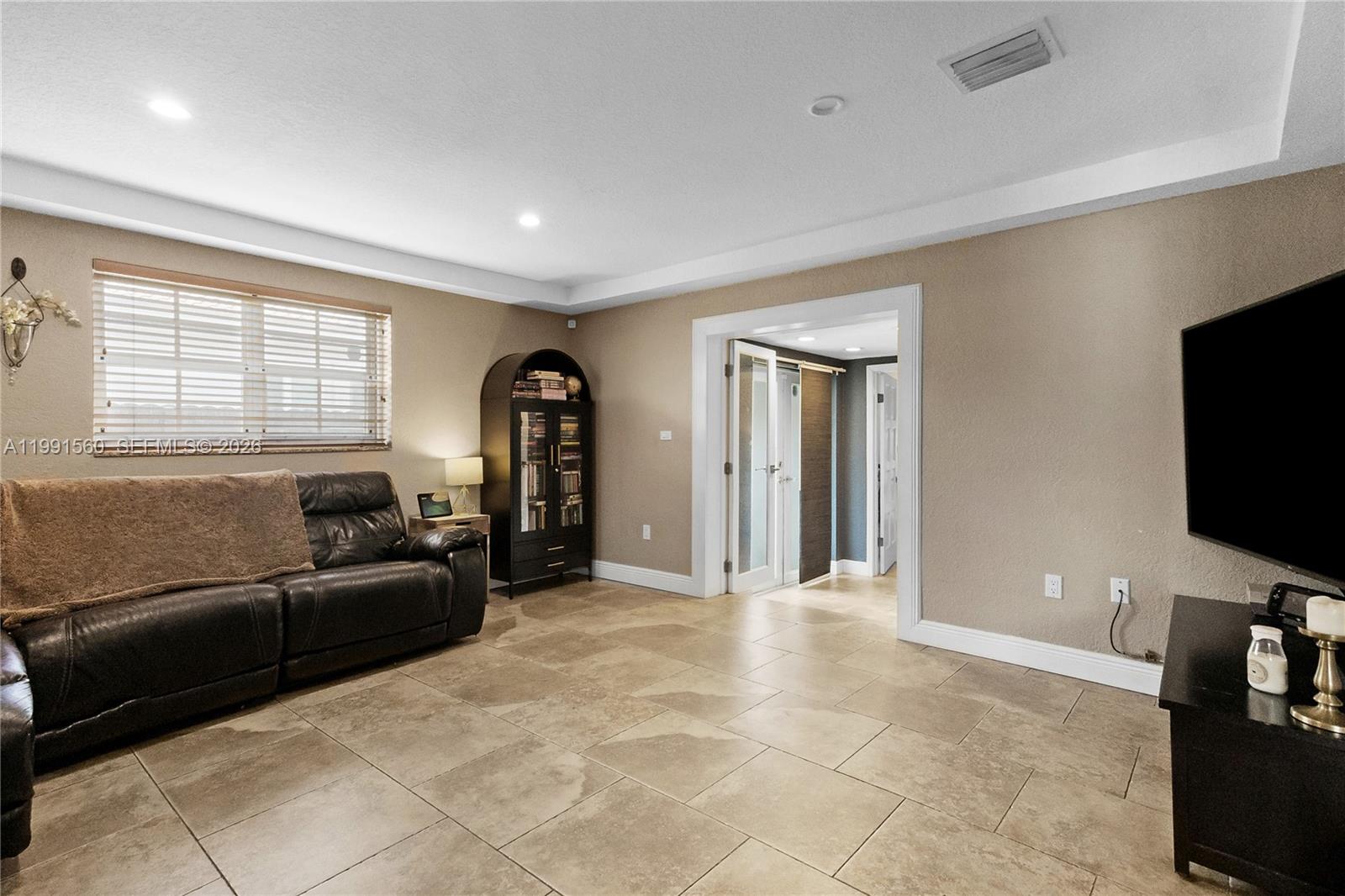 EUGENIA GROVES PARK - Residential