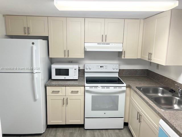 VILLAS DE VENEZIA CONDO - Residential Lease