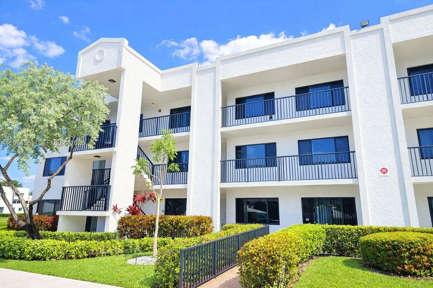 Beautifully updated 2BR/2BA first-floor condo in the desirable Kings Point community. This move-in-ready home features upgraded bathrooms and kitchen, fresh interior paint, and serene lake views. Filled with natural light, it shows like new. The spacious primary suite offers a walk-in closet, and the unit includes a separate laundry room for added convenience. Power blinds add a modern touch, and first-floor living provides easy access with no stairs.
Enjoy wonderful amenities and all the perks of living in Kings Point, including clubhouse, pools, fitness center, tennis, social activities, and a vibrant 55+ lifestyle.
Priced to sell — don’t miss this opportunity.