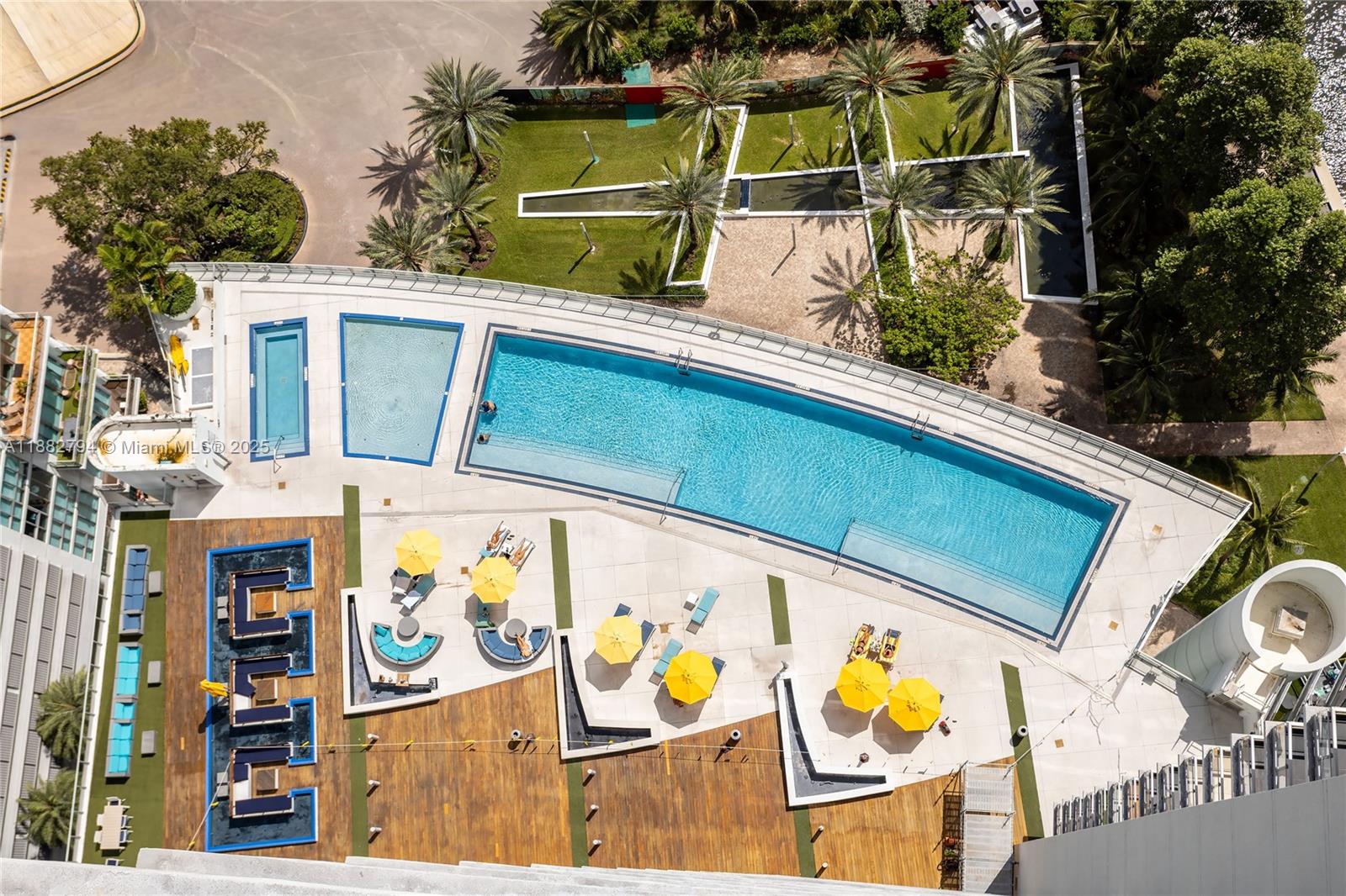 MINT CONDO - Residential