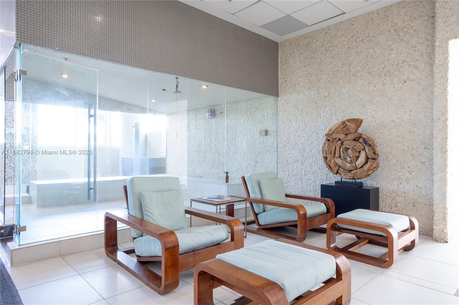 MINT CONDO - Residential