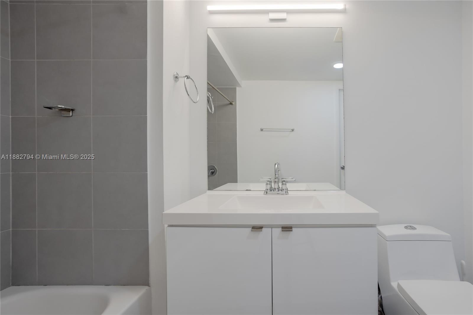 MINT CONDO - Residential