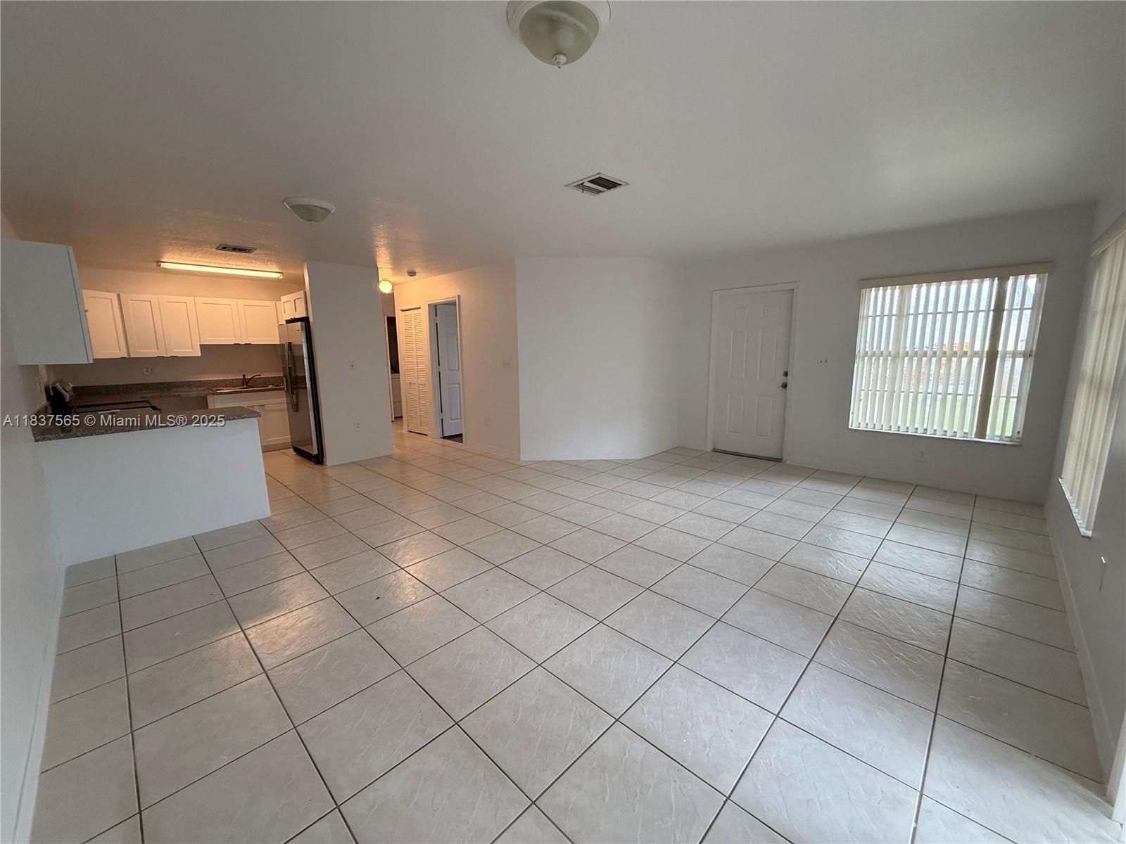Beautiful single 3/2. Kitchen renovated, tile, laminate wood floors in bedrooms, just painted. No HOA, fast move in.
Great Location!