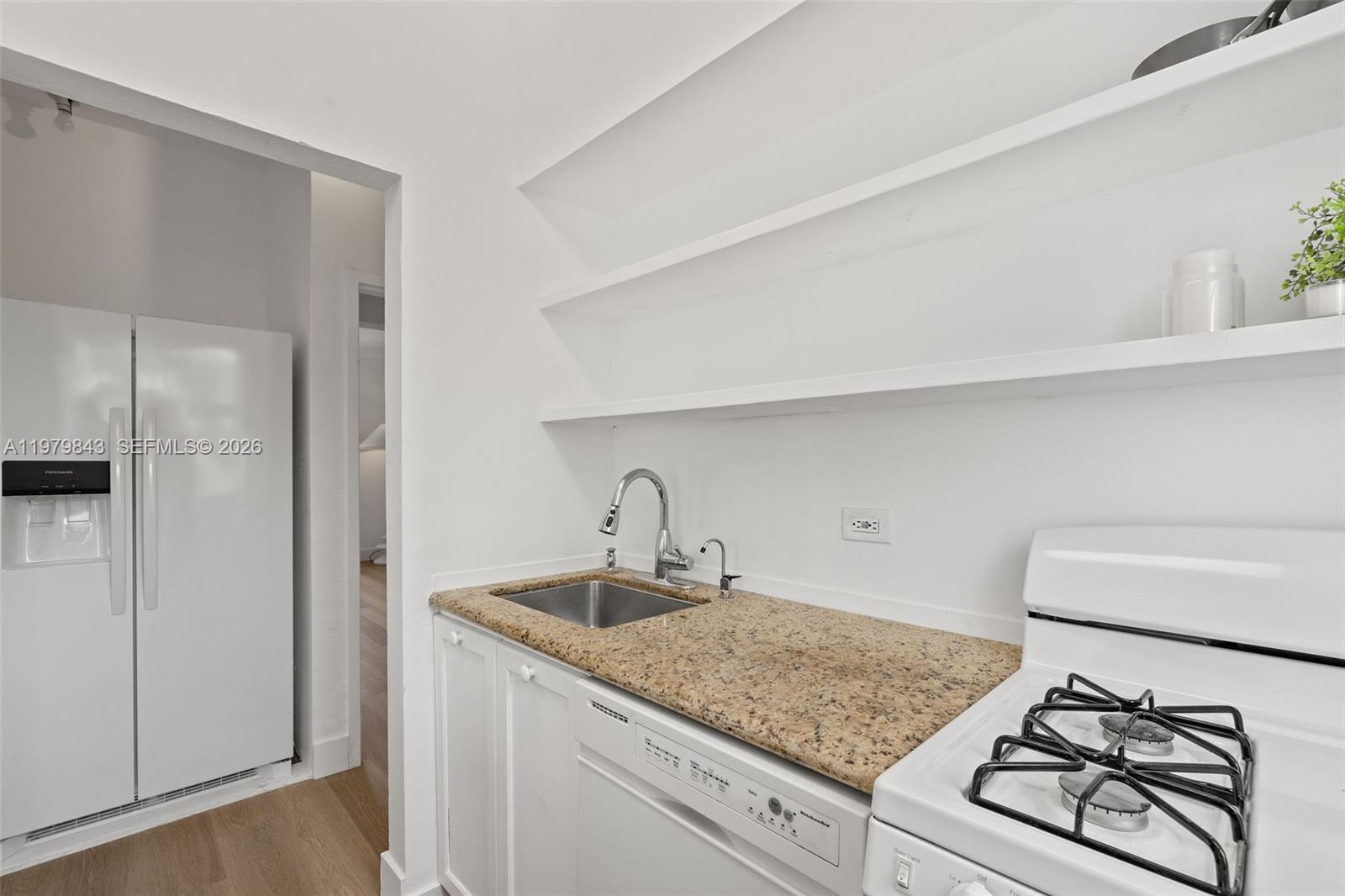 THE ESQUIRE HOUSE OF M B - Residential Lease