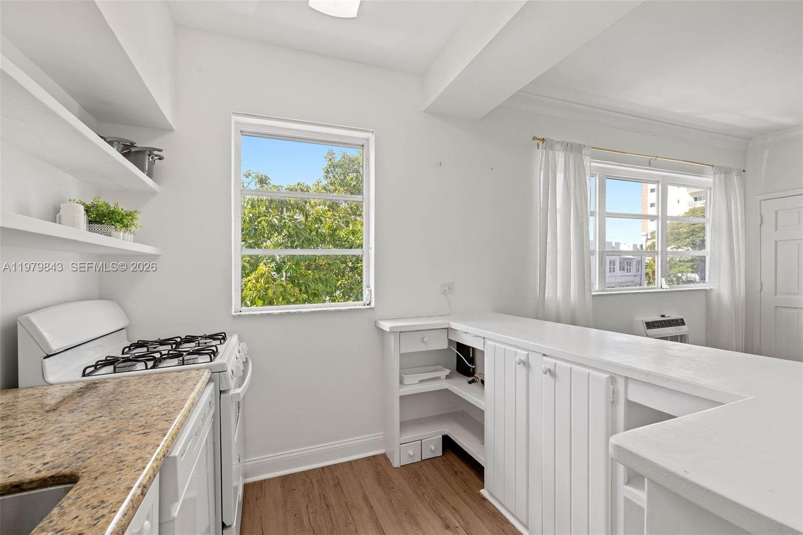 THE ESQUIRE HOUSE OF M B - Residential Lease