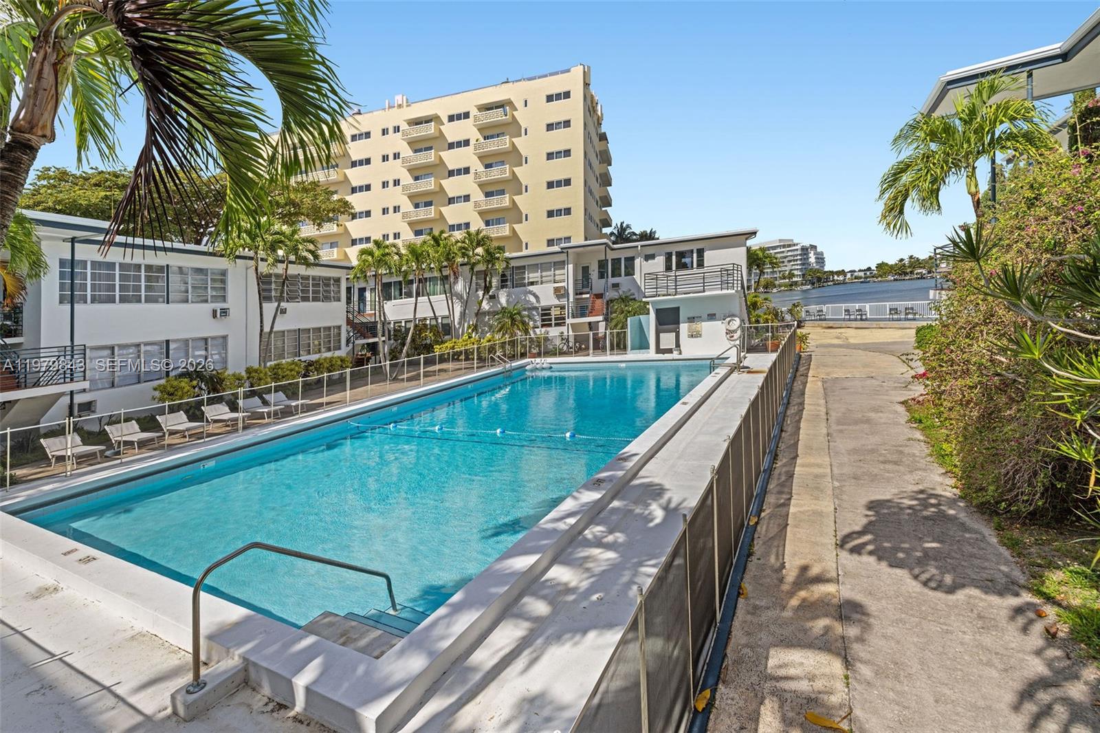 THE ESQUIRE HOUSE OF M B - Residential Lease