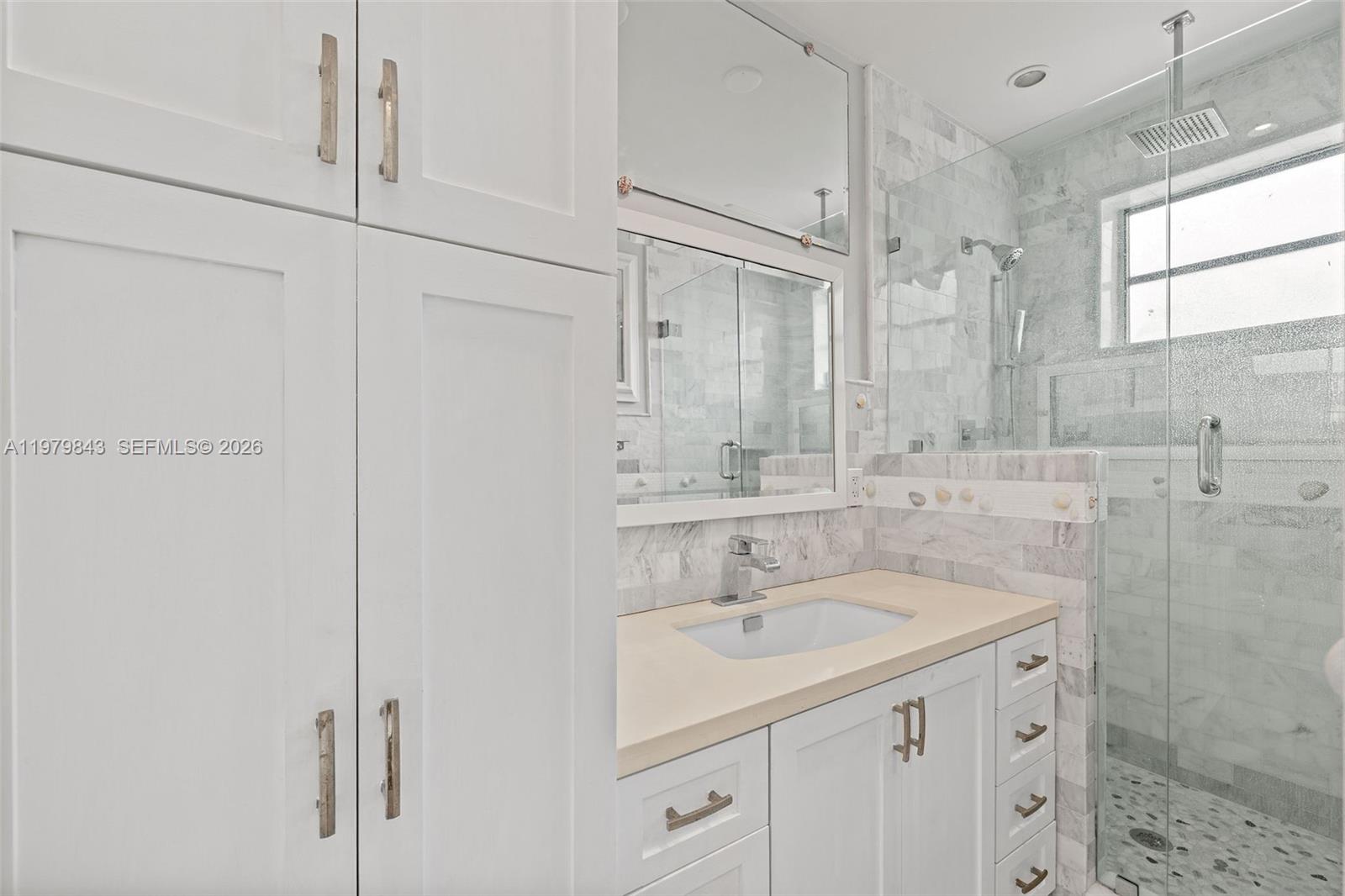 THE ESQUIRE HOUSE OF M B - Residential Lease