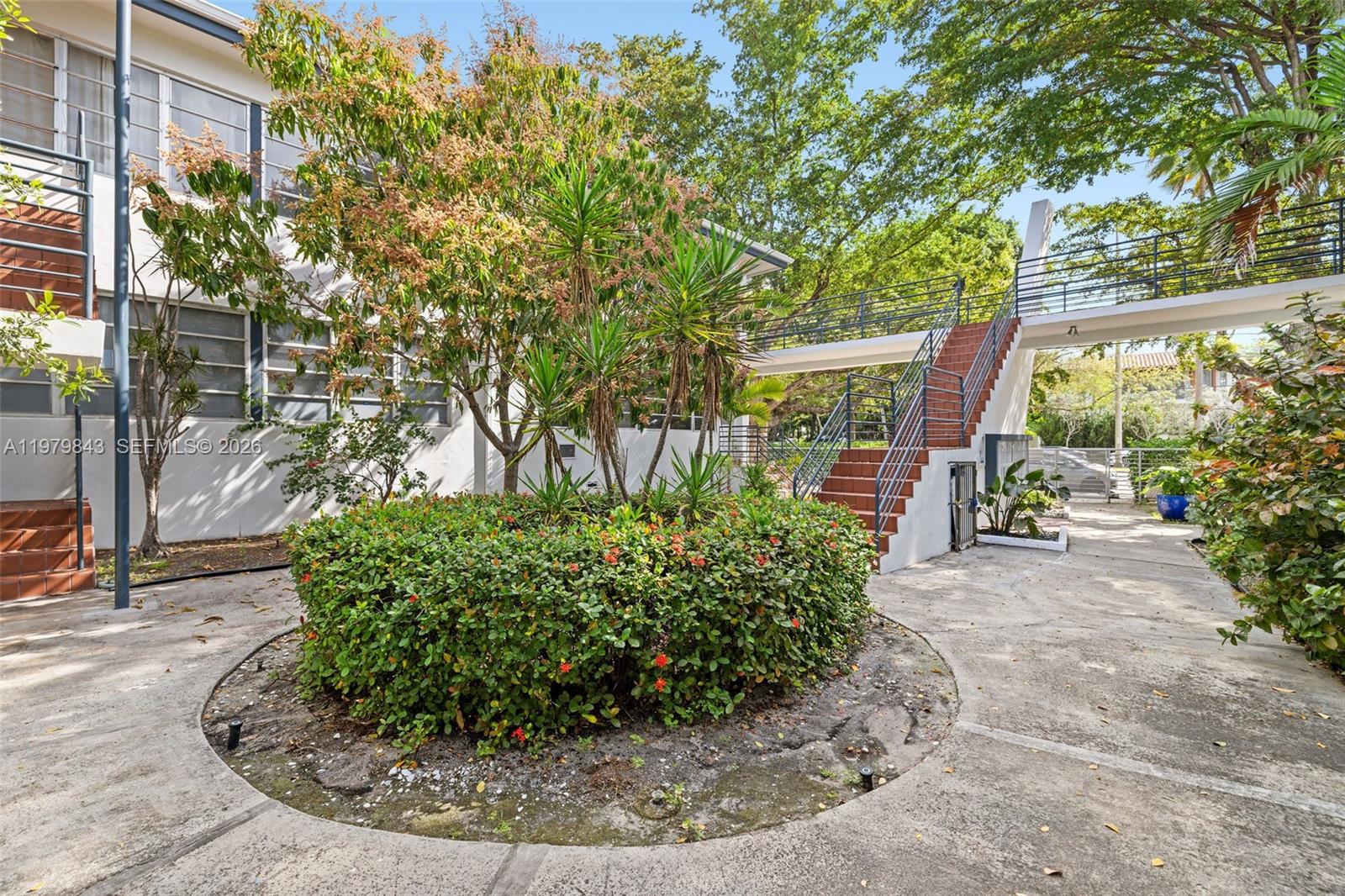 THE ESQUIRE HOUSE OF M B - Residential Lease