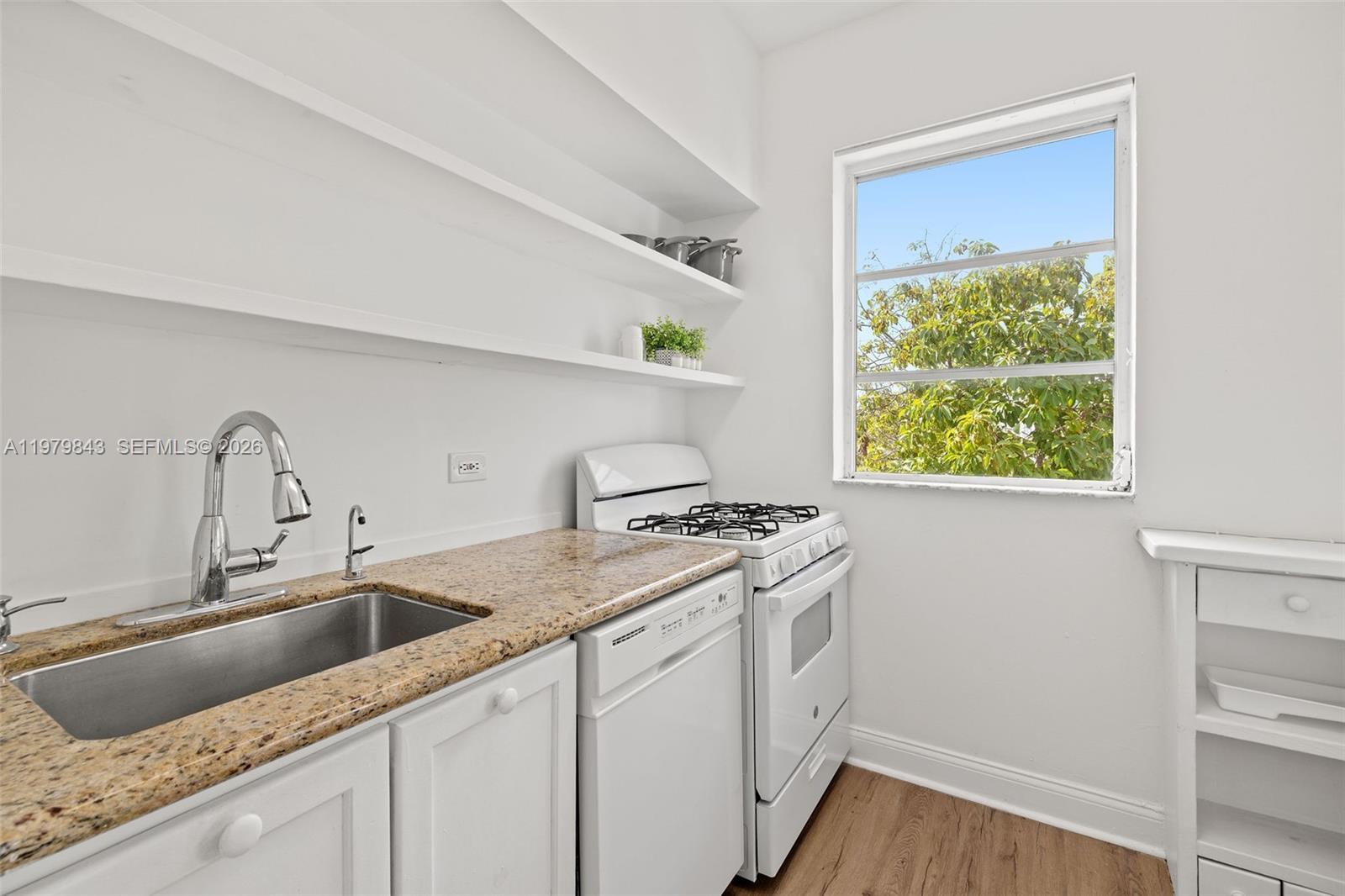 THE ESQUIRE HOUSE OF M B - Residential Lease