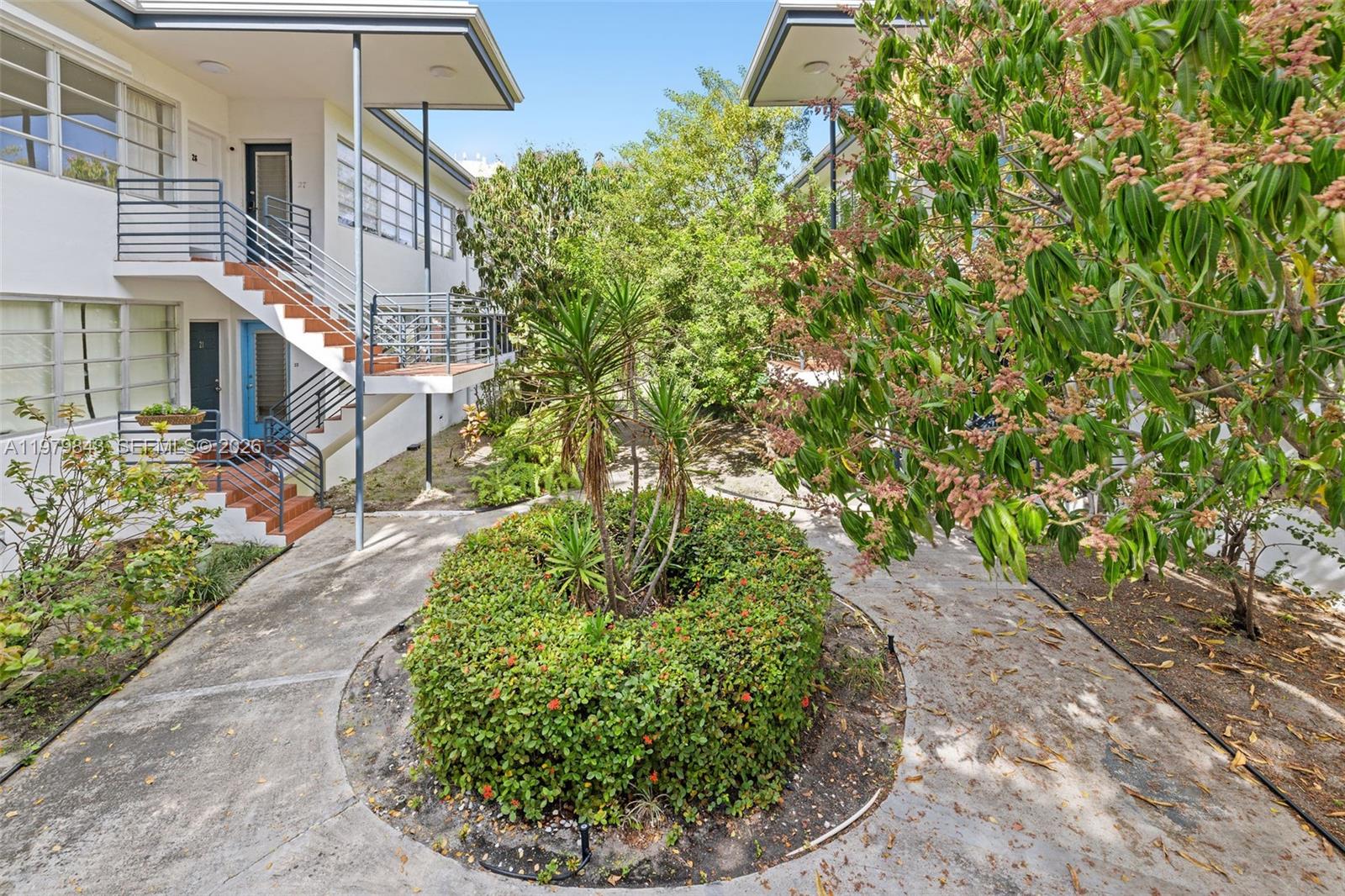 THE ESQUIRE HOUSE OF M B - Residential Lease