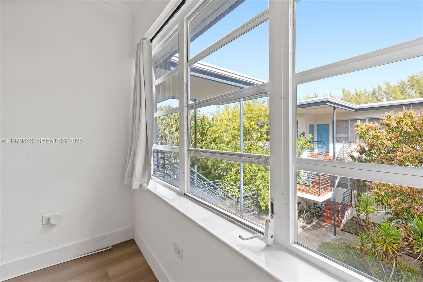 THE ESQUIRE HOUSE OF M B - Residential Lease