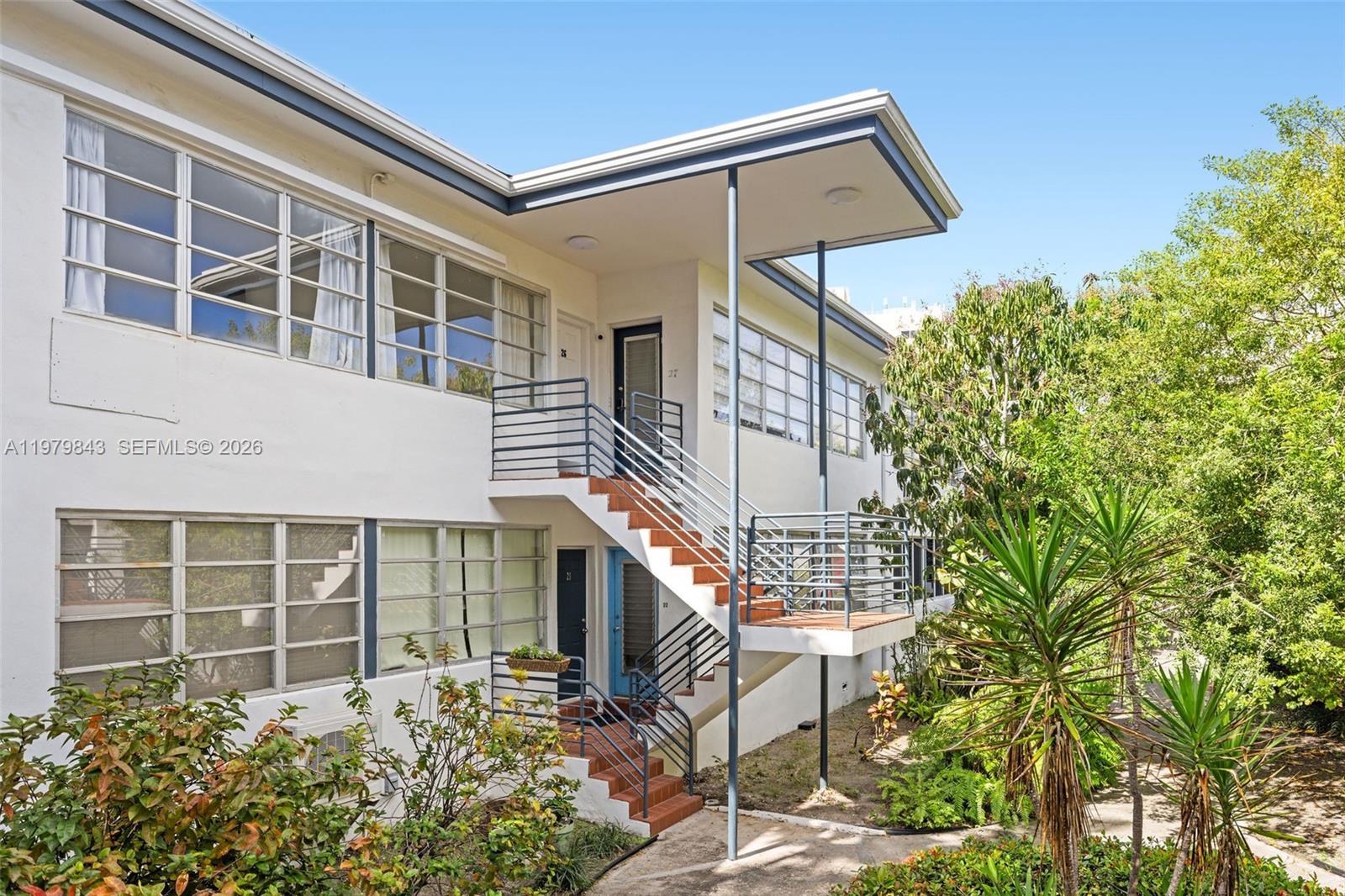 THE ESQUIRE HOUSE OF M B - Residential Lease