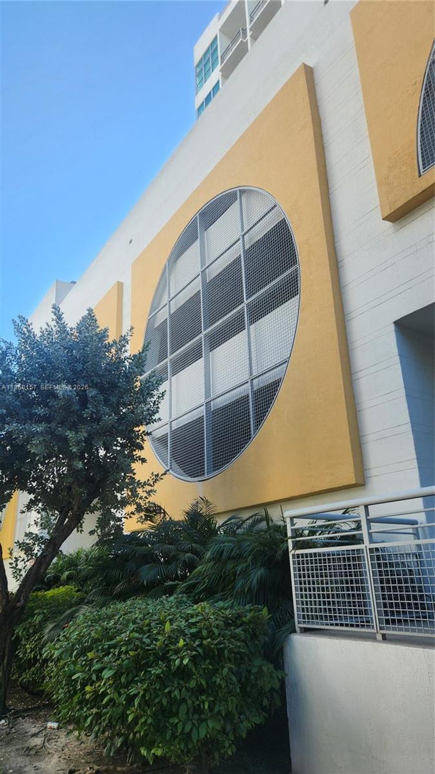 Beautiful views of the bay, 1 bedroom/1 bath plus Den, Laminated floors through out, granite counter tops, stainless steel appliances, 1 covered parking space assigned. Beautiful, washer an dryer inside the unit, The best location in Edgewater Area, with boutique building with total of 68 units, very close to Margaret Pace park, restaurants, supermarkets, and much more.