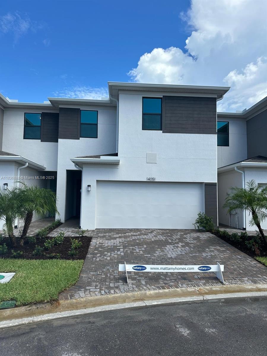 You can't miss the opportunity to live in this wonderful towhose located in one of the newest and best located communities in Port Saint Lucie (Cadence at Tradition). Just minutes from downtown tradition where you will find banks, restaurants, convenience stores and more, as well as very close to cleveland clinic. This beautiful unit has 3 bedrooms, 2.5 bathrooms and a lake view, the community has a pool, bbq space and more!!! Ask about the requirements to be rented.