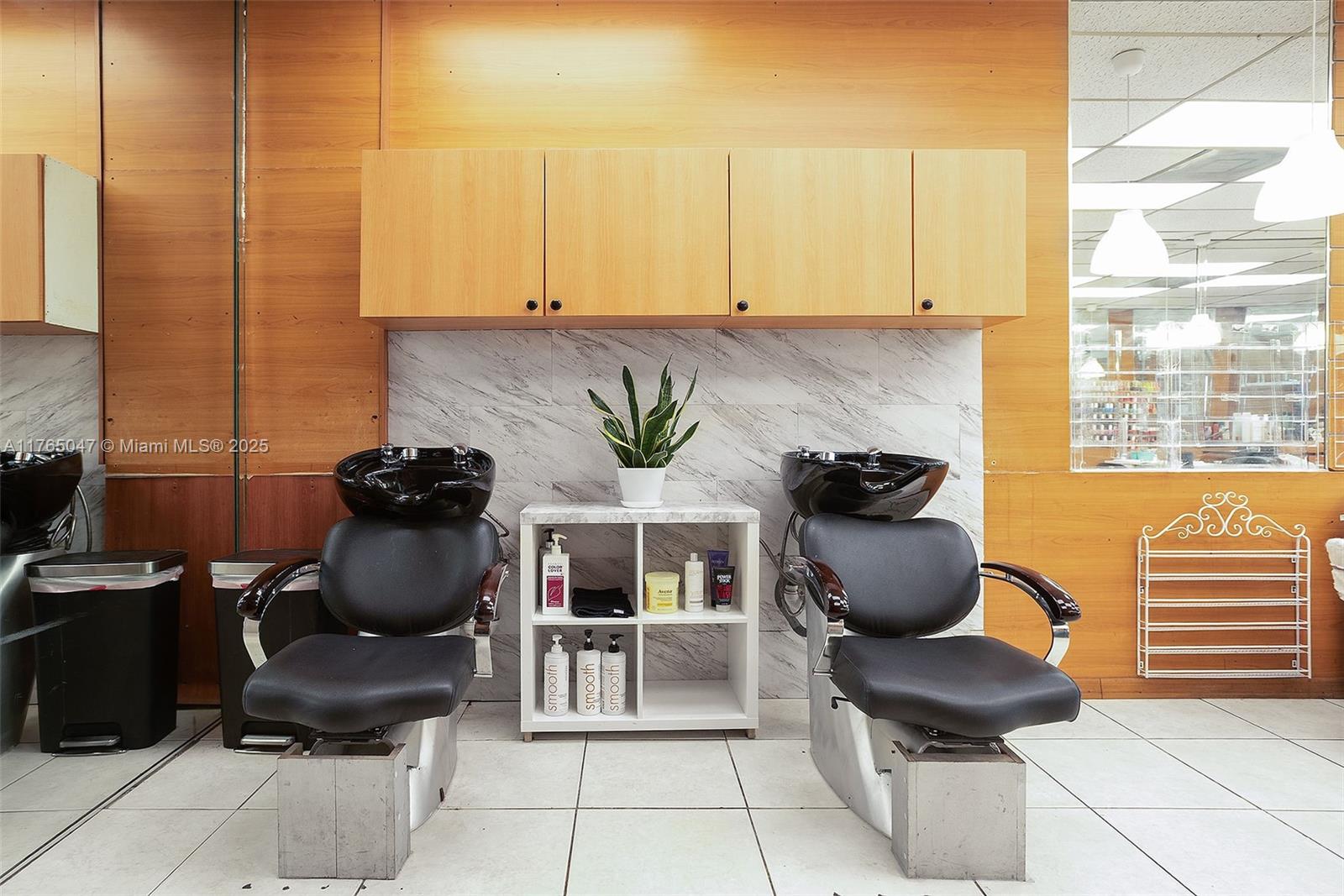 Beauty Salon for Sale – Prime Location
Excellent business opportunity in a high-traffic area, surrounded by banks, restaurants, clinics, and supermarkets. Fully equipped with hairdressing and manicure stations, a private spa area with modern equipment, shampoo and pedicure stations, and an in-house laundry.
Located in a well-known shopping center with easy access to major roads. Also qualifies for an investor visa.
Perfect for entrepreneurs or investors in the beauty industry