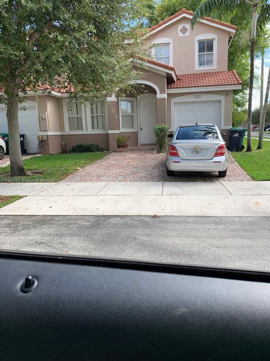 Ready to Move in on January 1, 2024. Nice unit in a gated community with pool and exercise room. Very well located. Close to expressway and main roads.